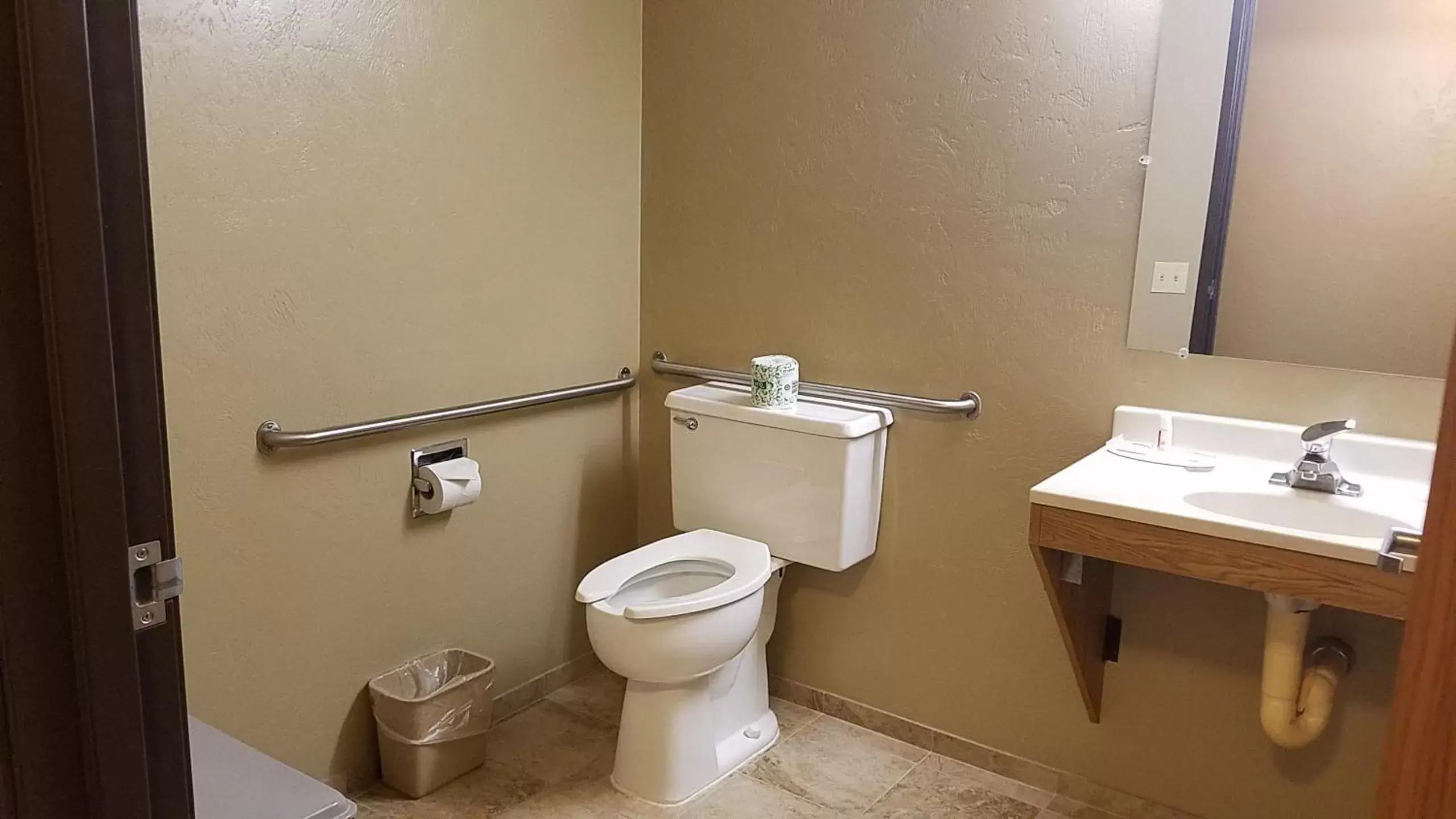 Bathroom in SureStay Hotel by Best Western Ellensburg