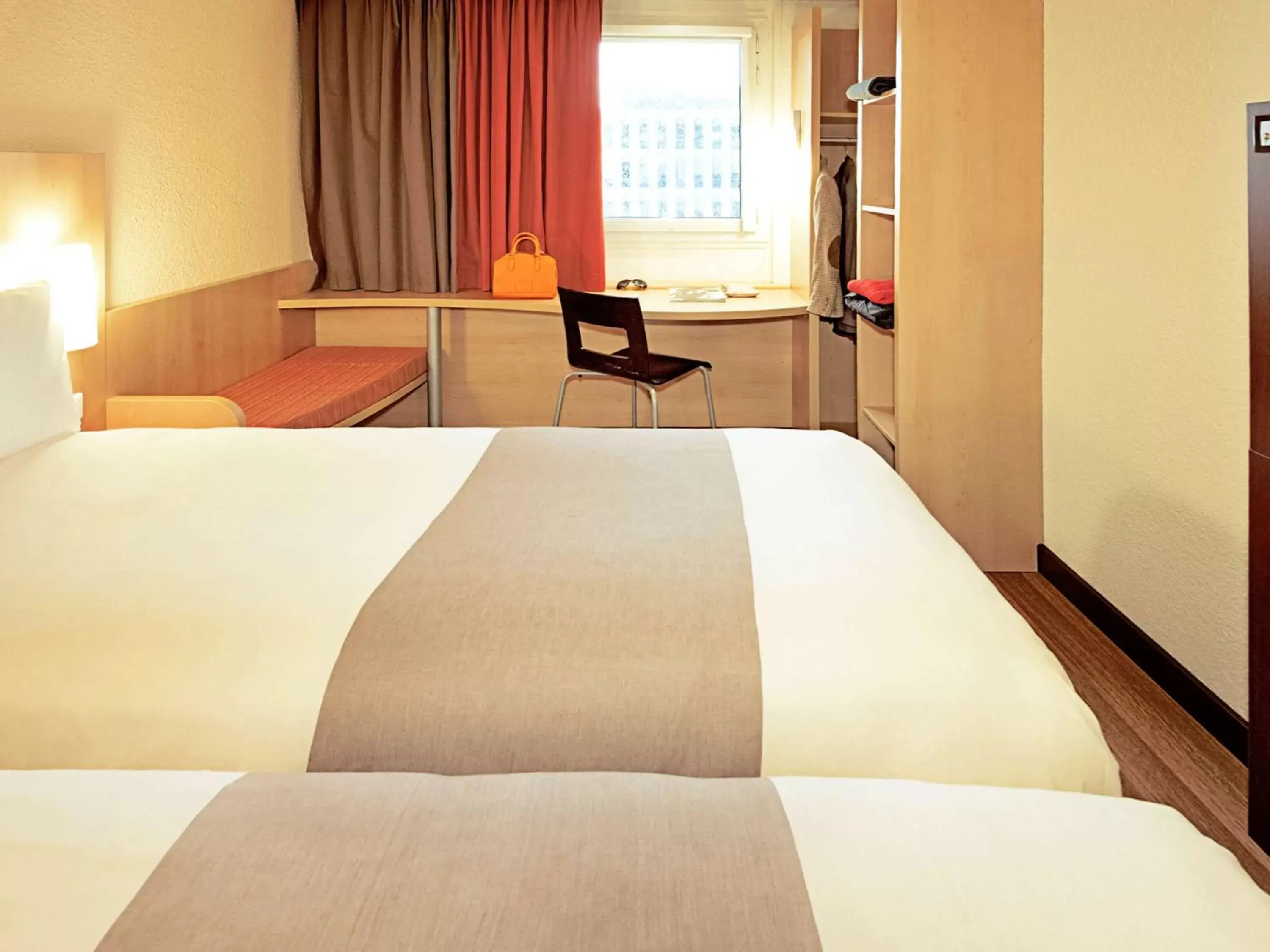 Bedroom, Bed in ibis Hotel Stuttgart City
