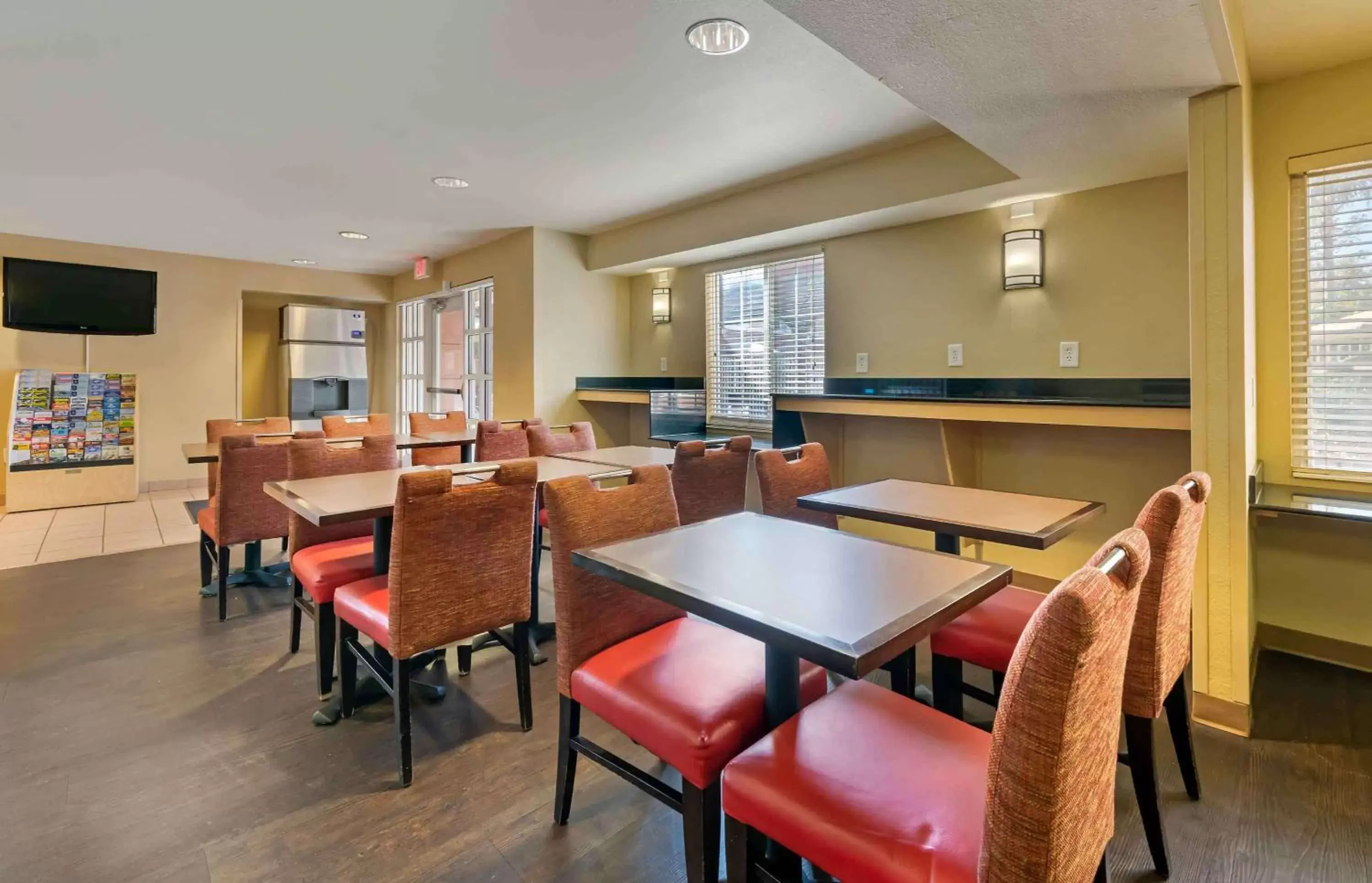 Breakfast, Restaurant/Places to Eat in Extended Stay America Suites - Orlando - Convention Center - Universal Blvd