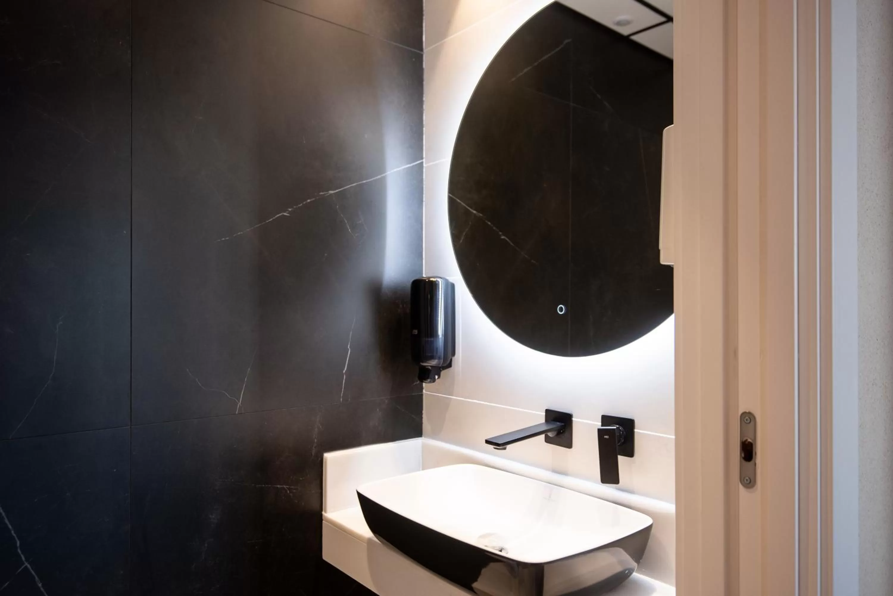 Public Bath in Casa ART Sevilla