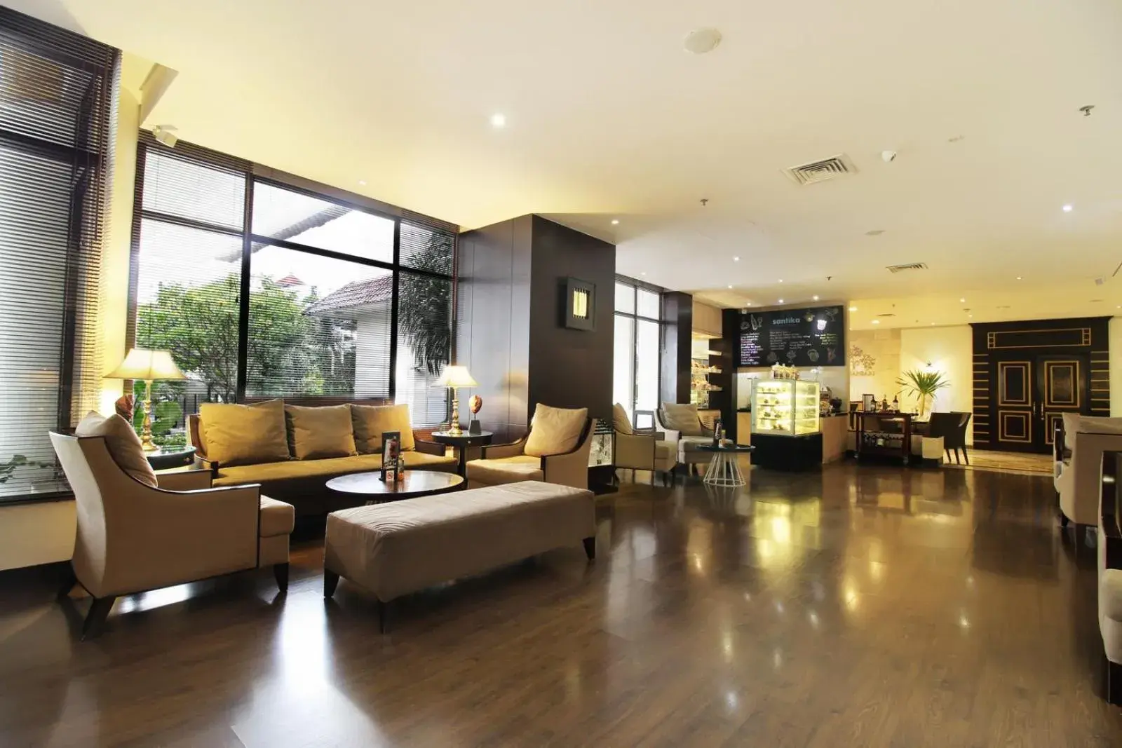 Communal lounge/ TV room, Lobby/Reception in Hotel Santika Premiere Jogja