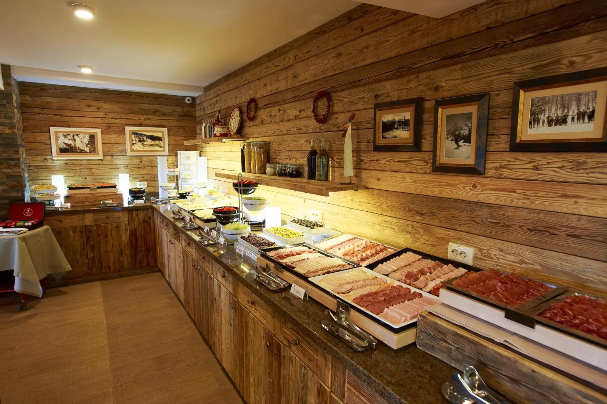 Restaurant/places to eat in Teleferic Grand Hotel