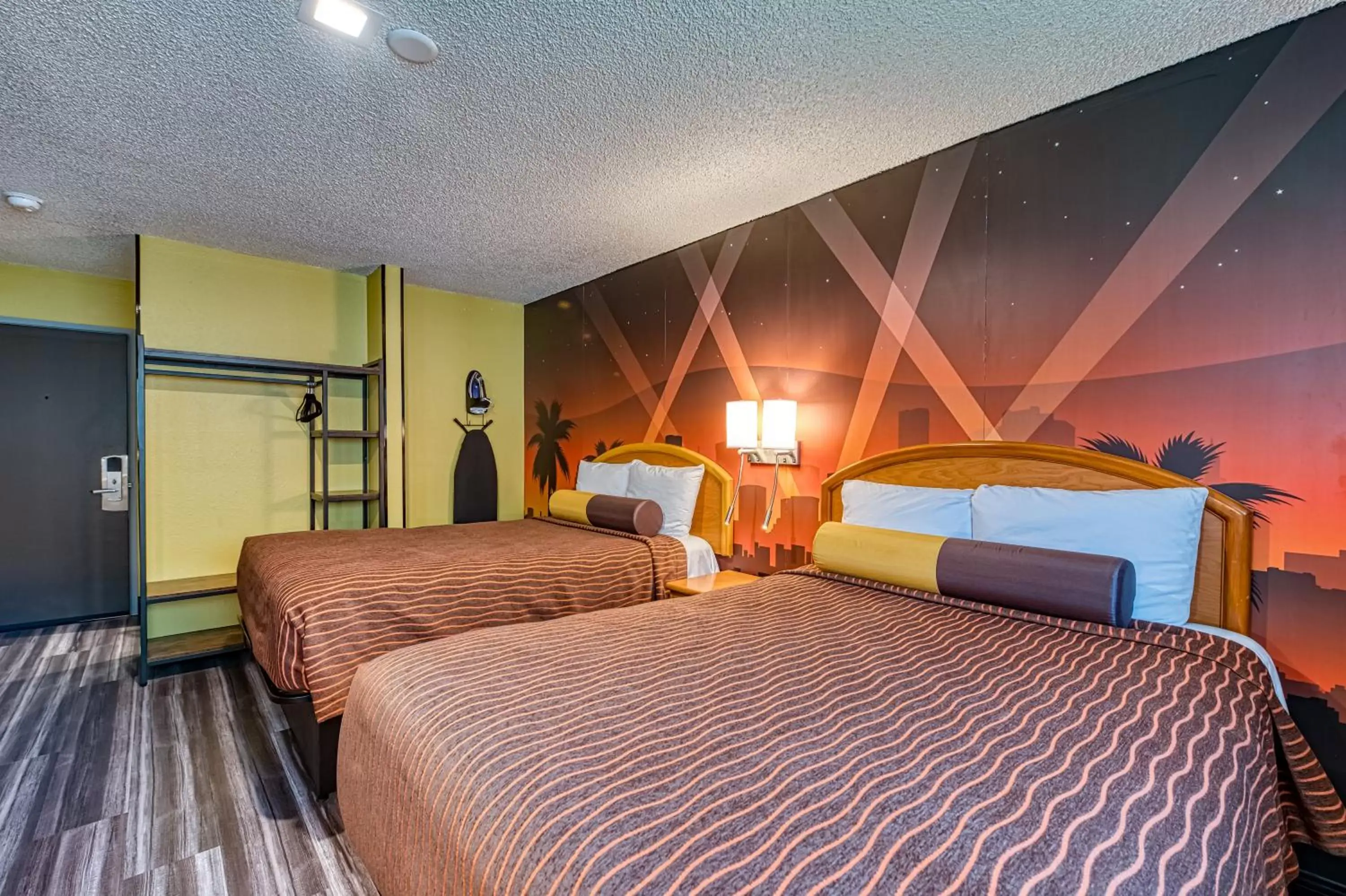 Bedroom, Bed in La Mirage Inn - Hollywood