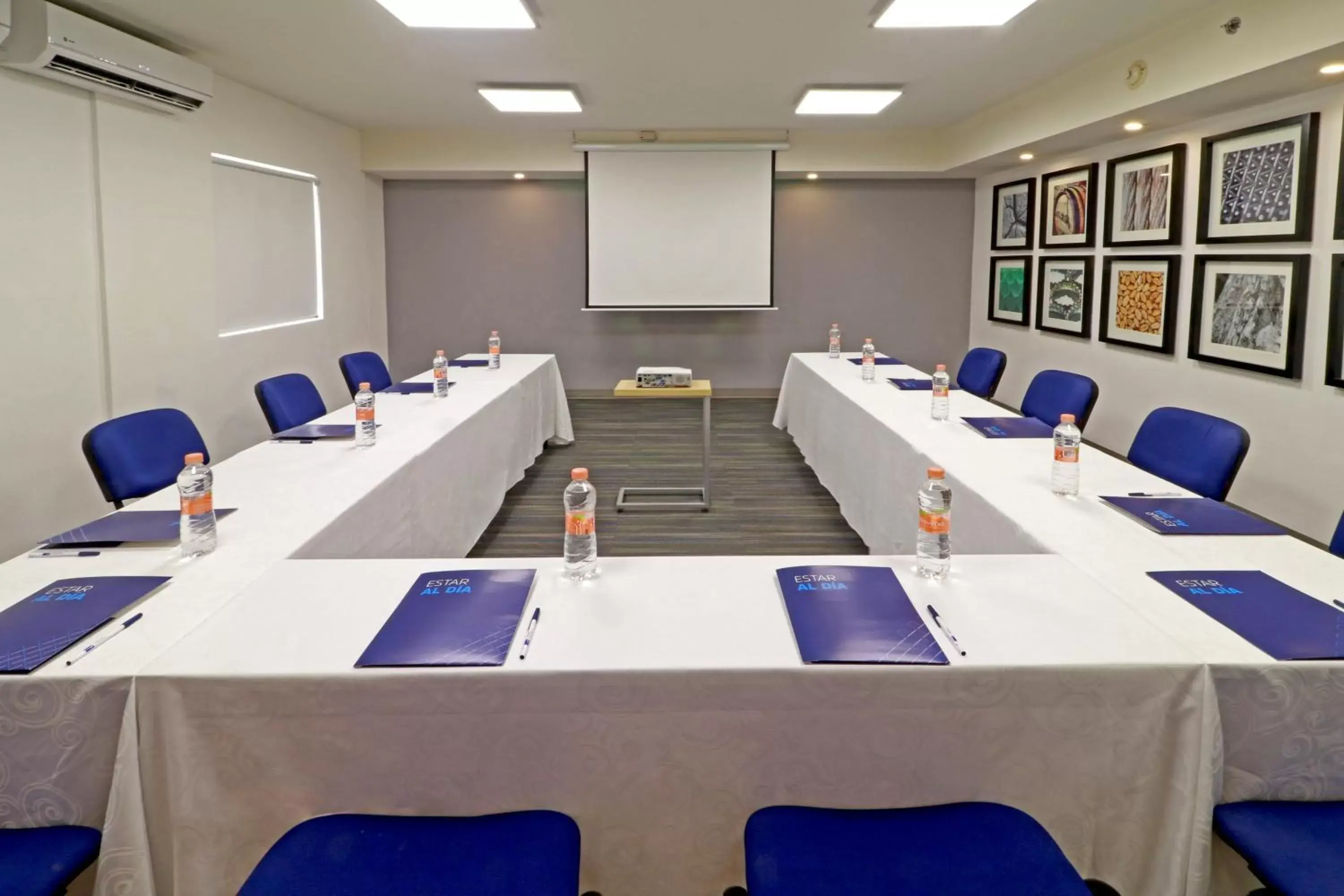 Meeting/conference room in Holiday Inn Express Piedras Negras, an IHG Hotel