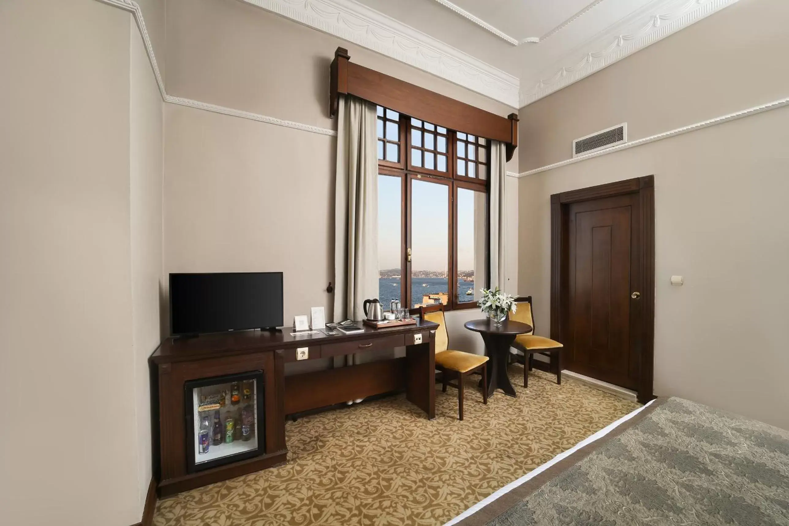TV and multimedia, TV/Entertainment Center in Legacy Ottoman Hotel