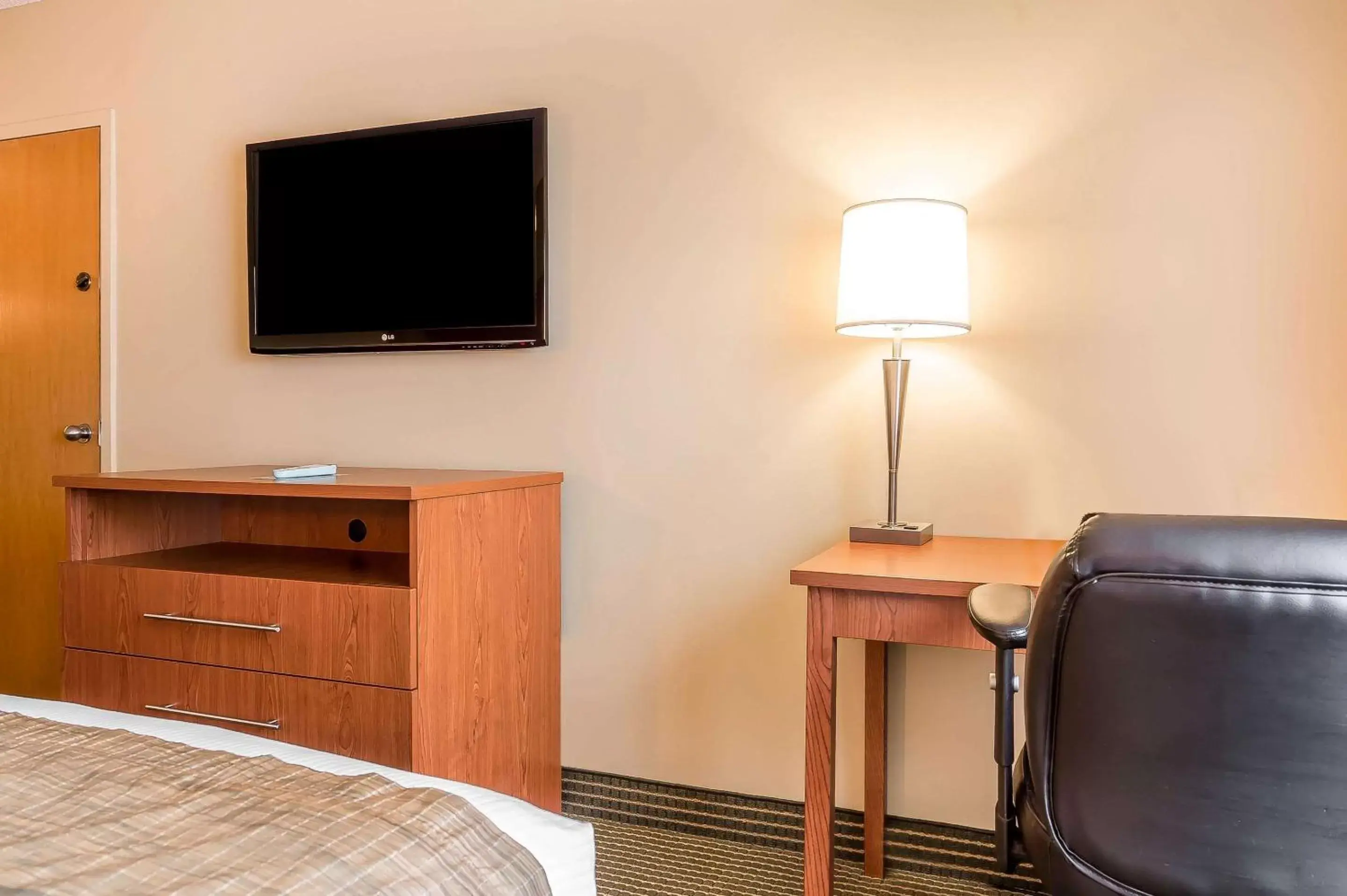 Photo of the whole room, TV/Entertainment Center in Quality Inn & Suites Hawkesbury