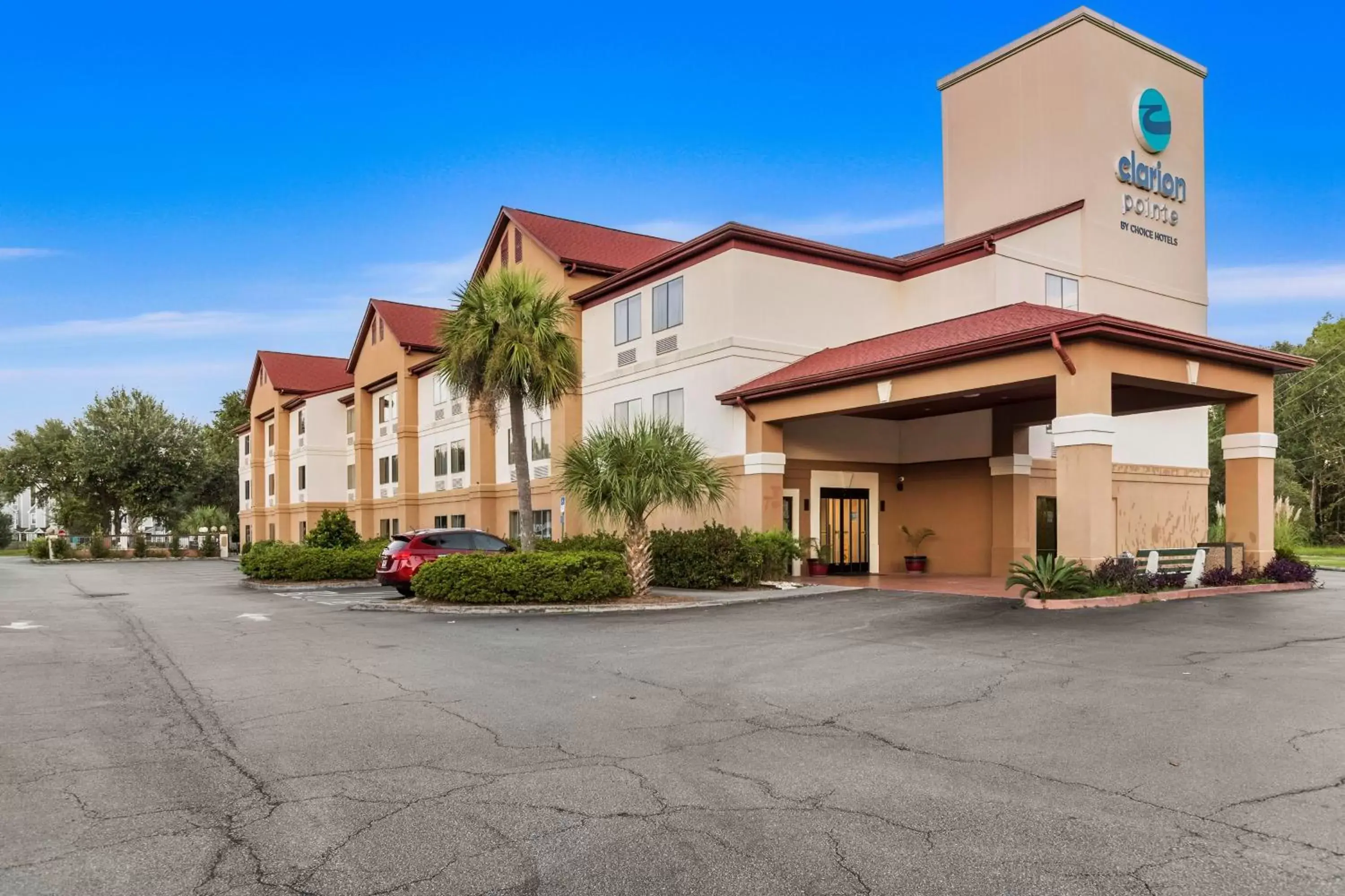 Property building in Clarion Pointe Savannah Gateway I-95 Property building in Clarion Pointe Savannah Gateway I-95