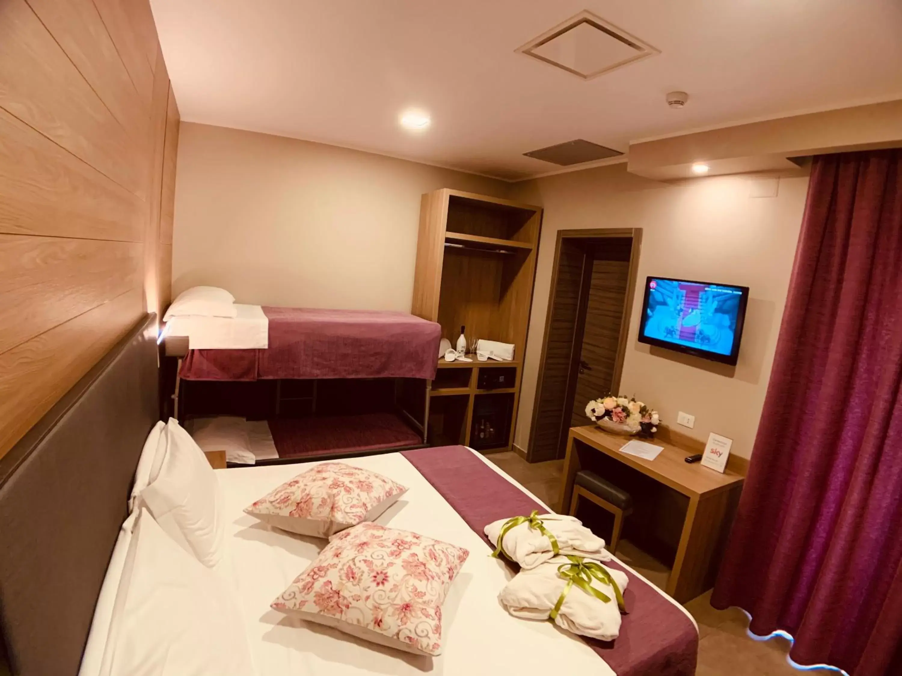 Photo of the whole room, Bed in Hotel Smeraldo Photo of the whole room, Bed in Hotel Smeraldo