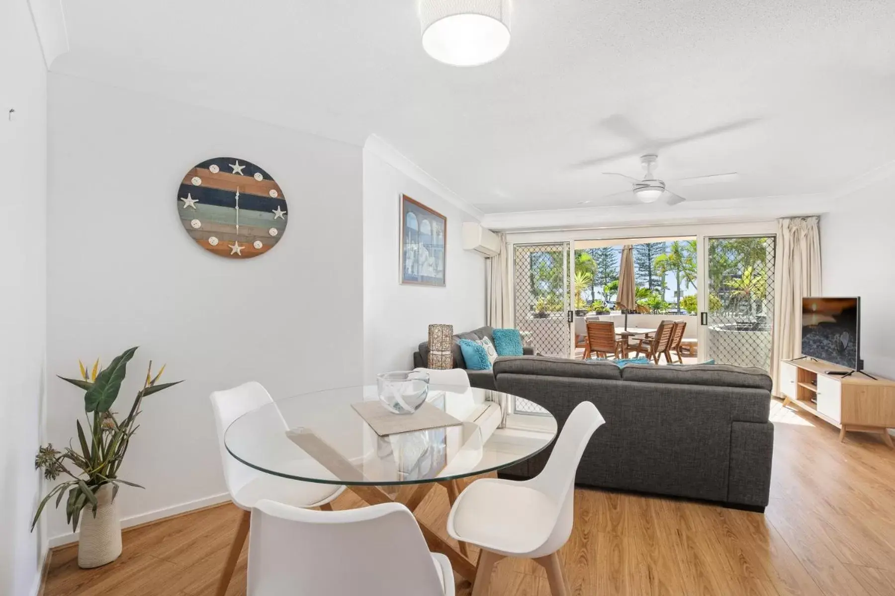 Living room, Dining Area in Kirra Palms Holiday Apartments