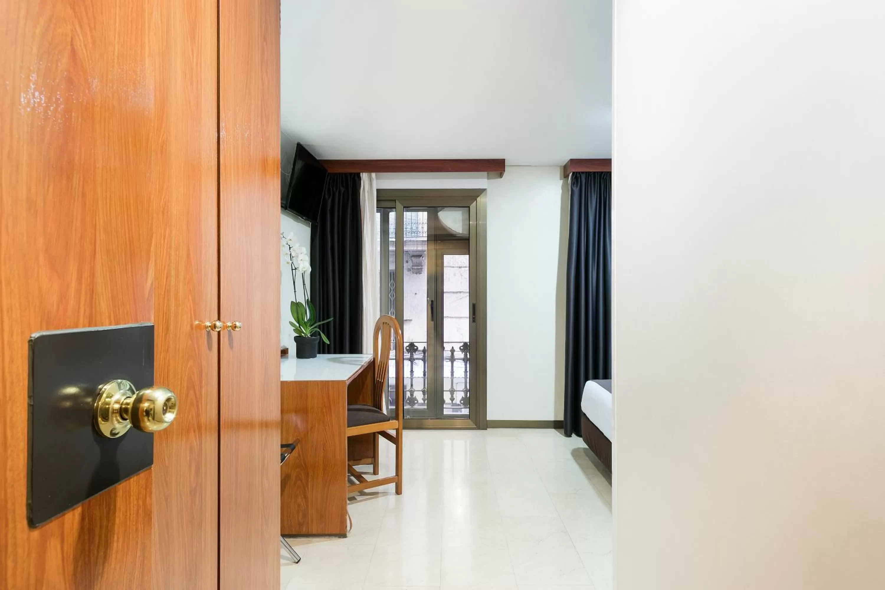 Photo of the whole room in Hotel Condal