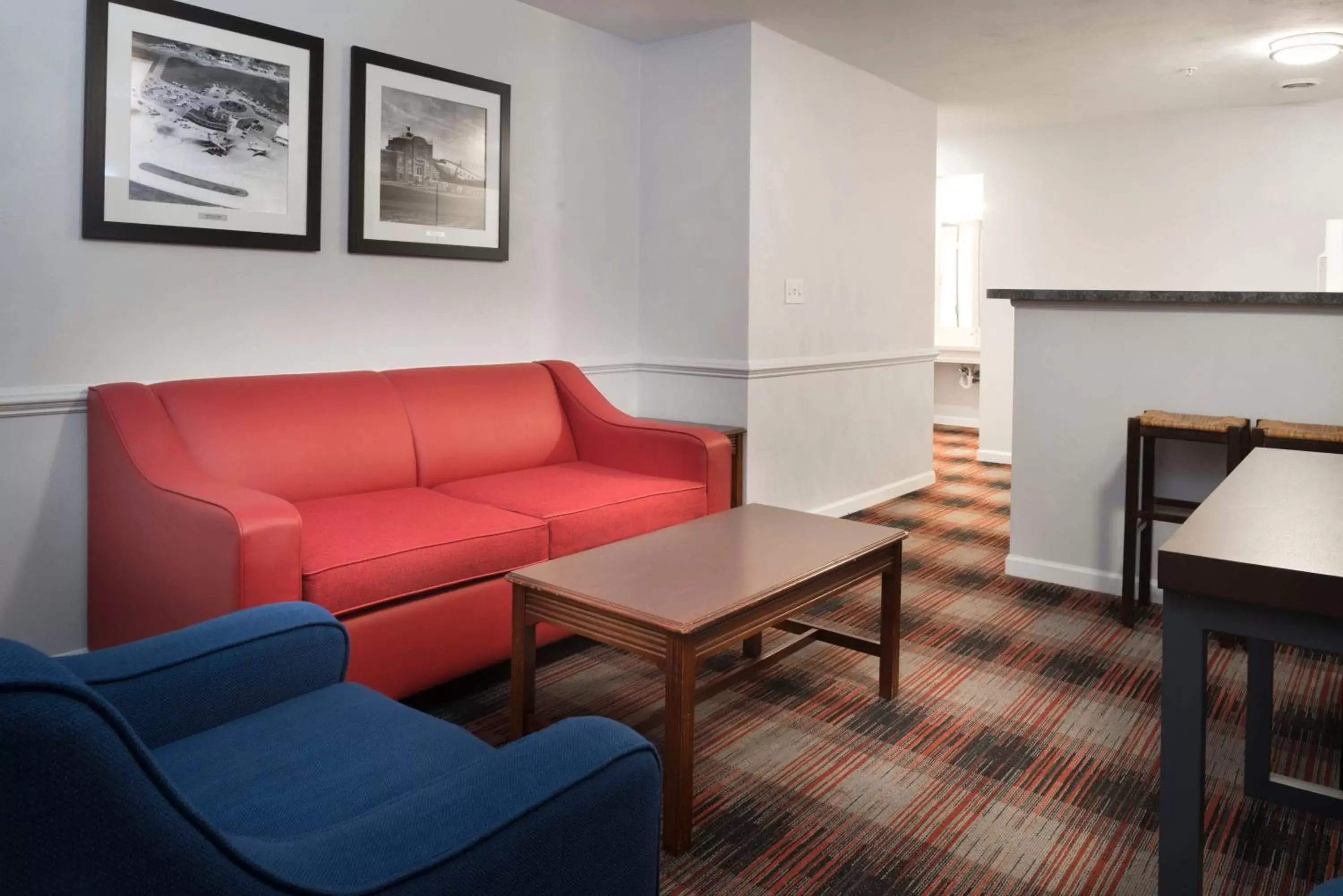 Seating Area in Luxbury Inn & Suites