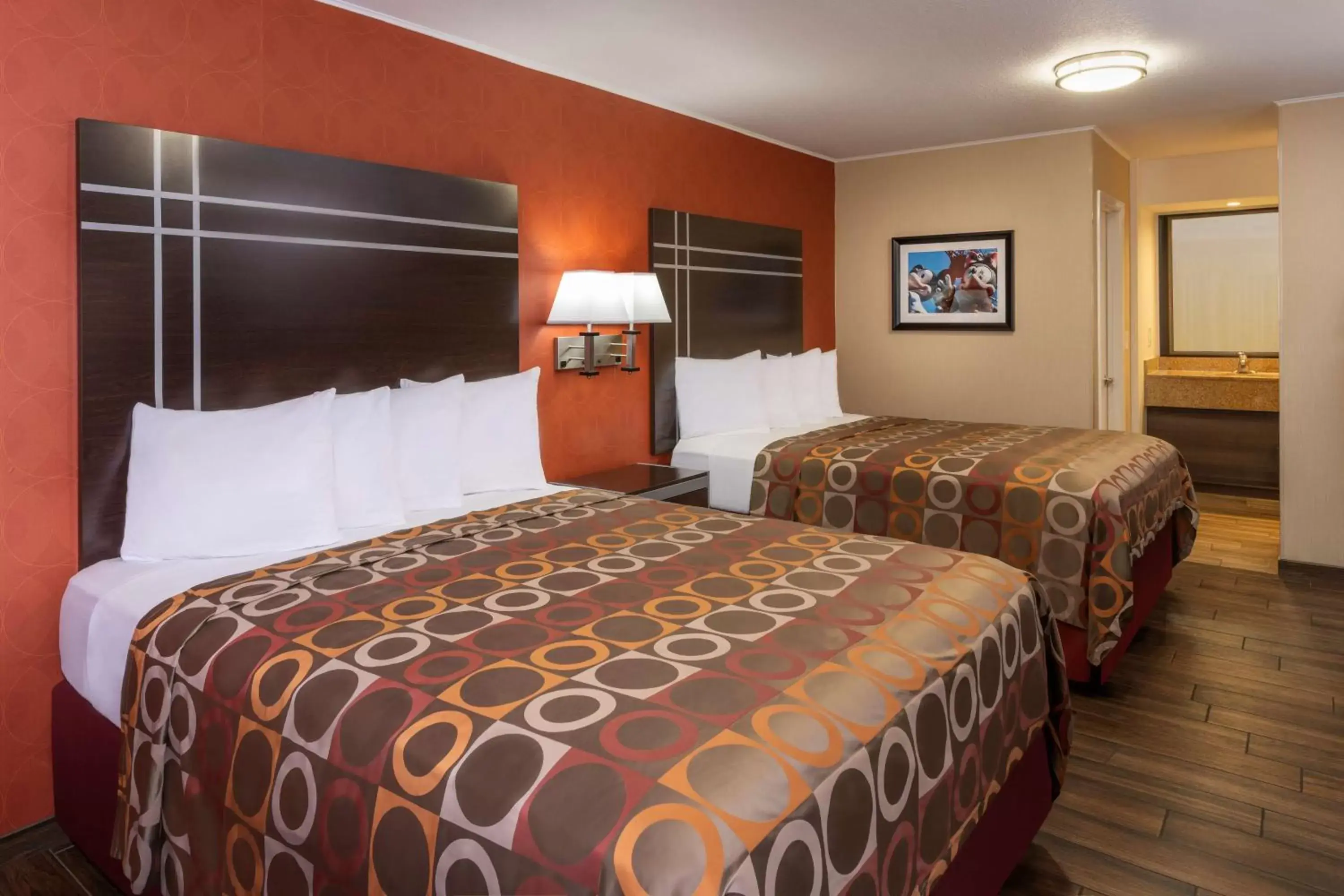 Photo of the whole room, Bed in Best Western Plus Raffles Inn & Suites