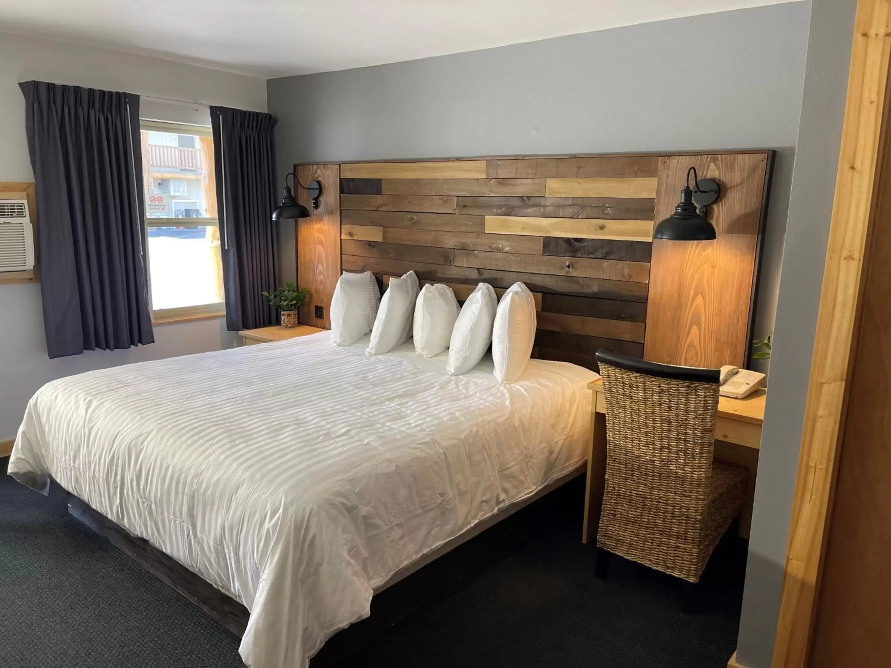 Bed in Moose Creek Lodge & Suites