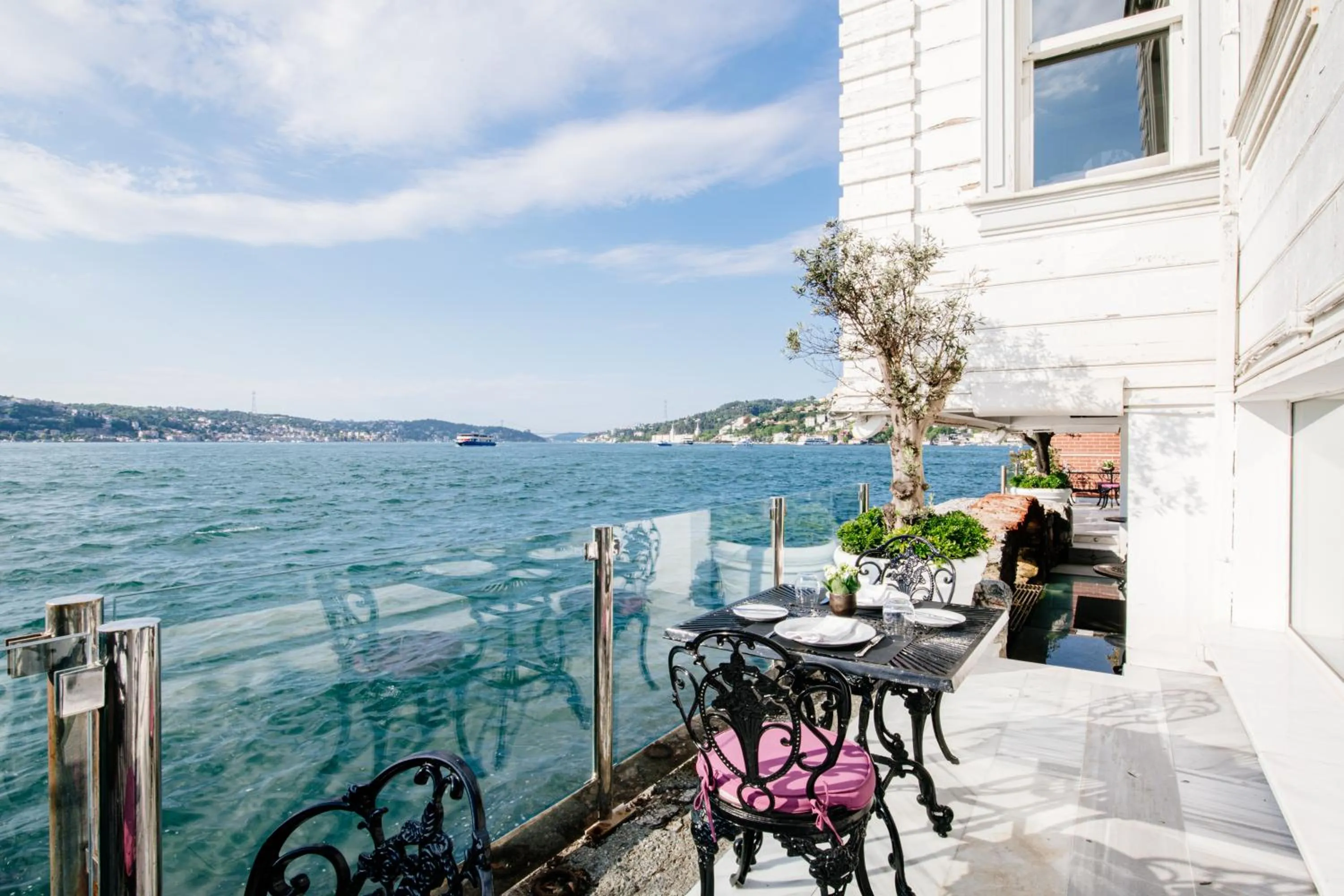 Restaurant/places to eat in Bosphorus Palace Hotel