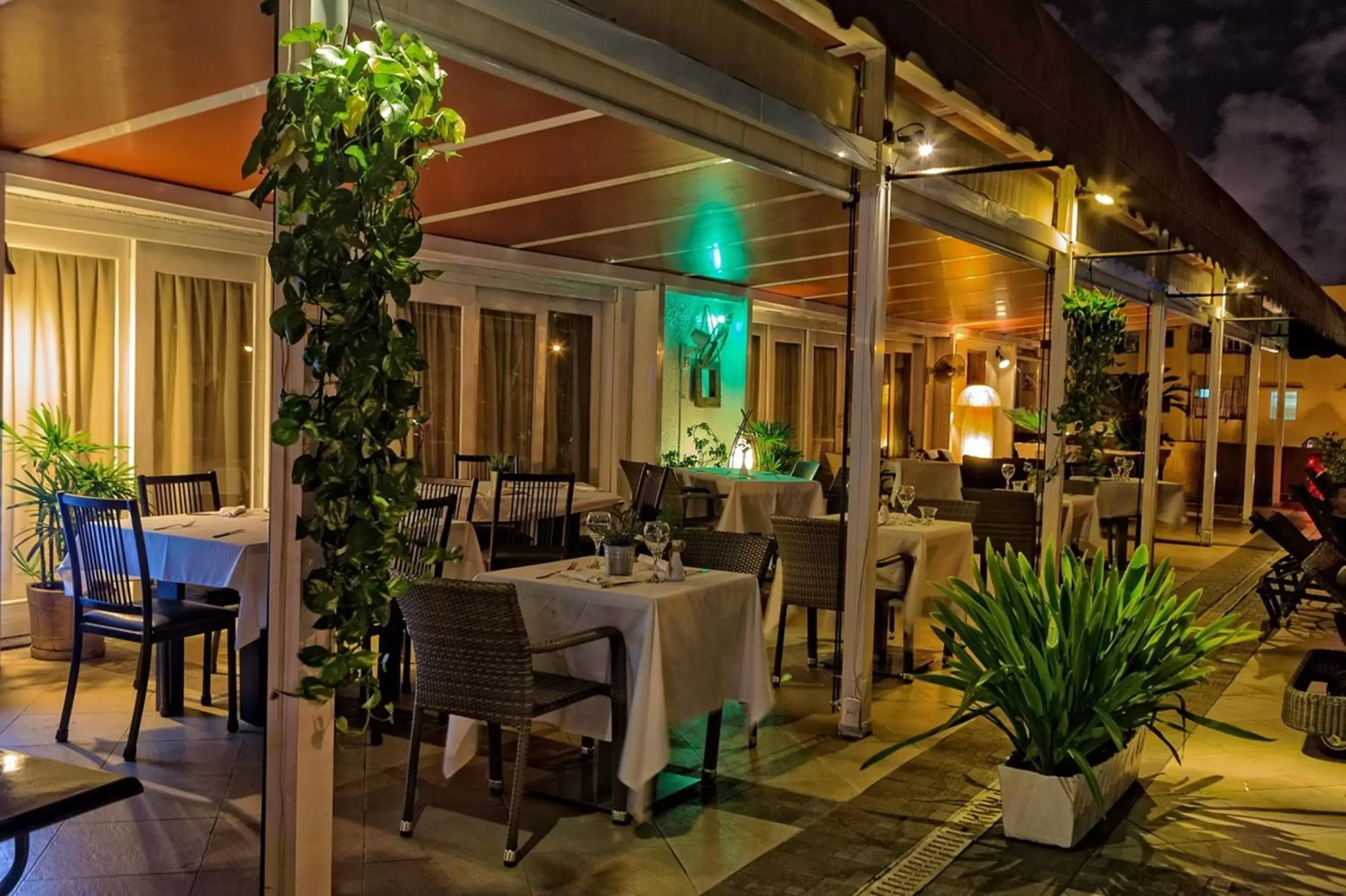 Restaurant/Places to Eat in Napolitano Hotel