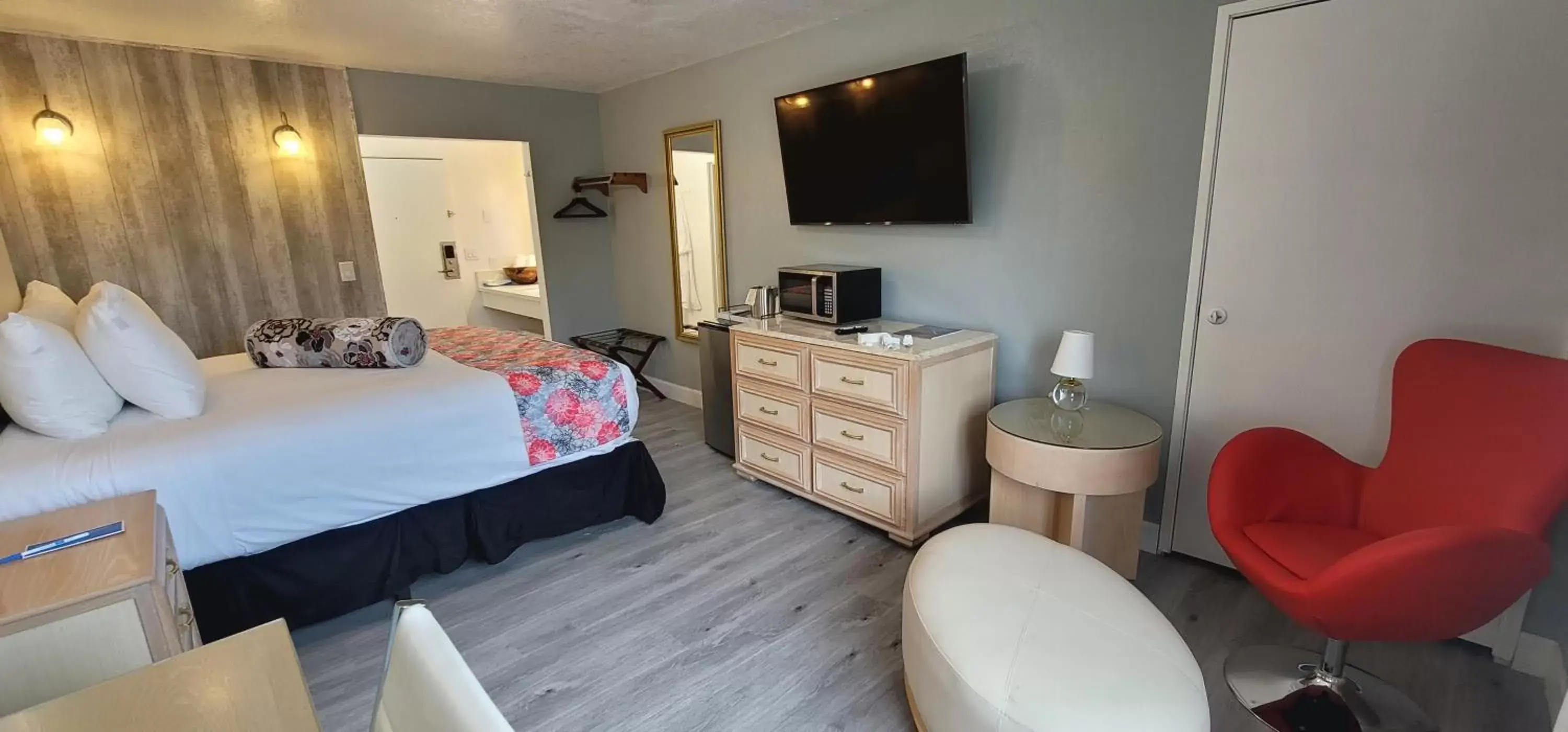 Bedroom, TV/Entertainment Center in Dragonfly Inn & Suites