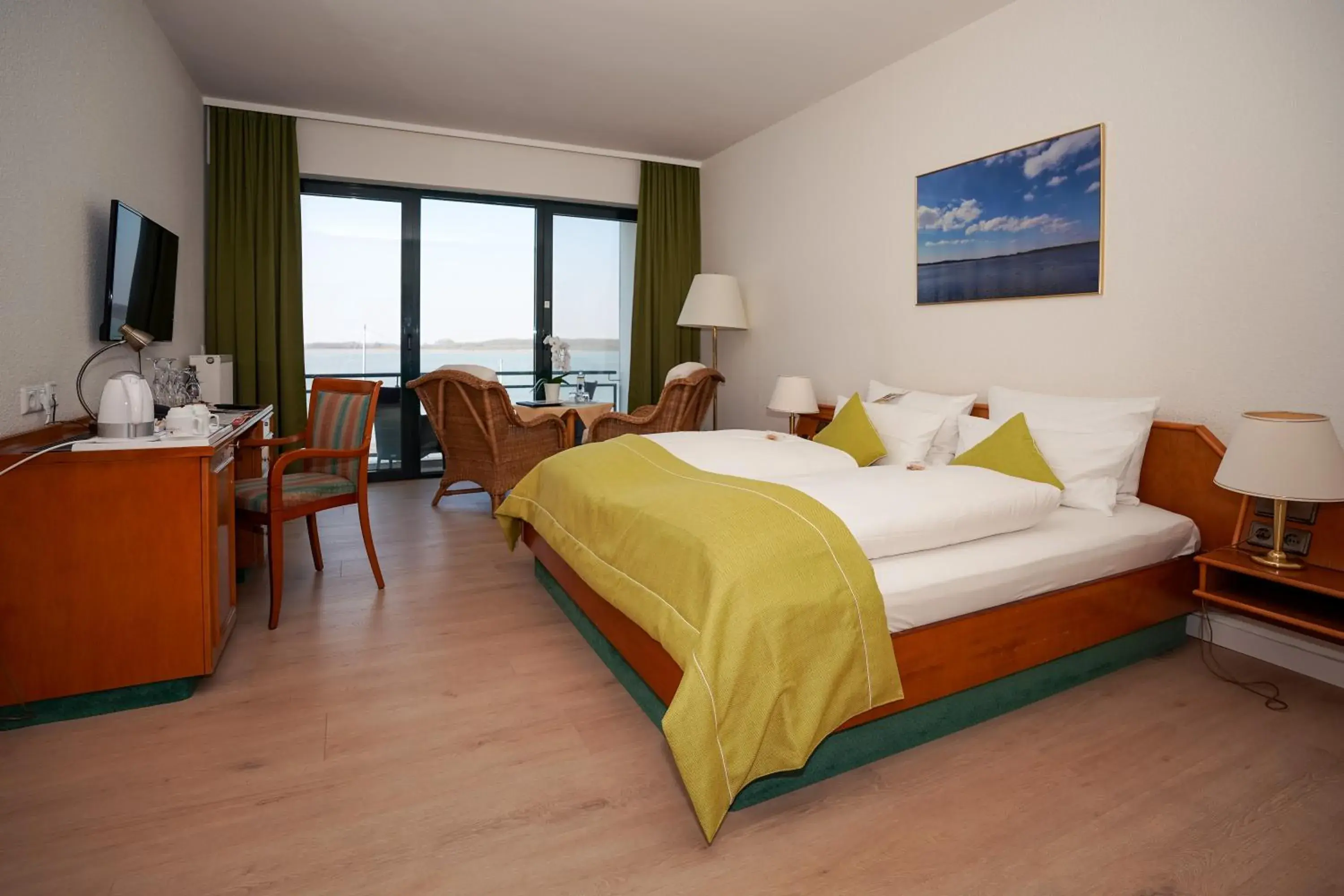 Photo of the whole room, Bed in Seehotel Berlin-Rangsdorf Photo of the whole room, Bed in Seehotel Berlin-Rangsdorf