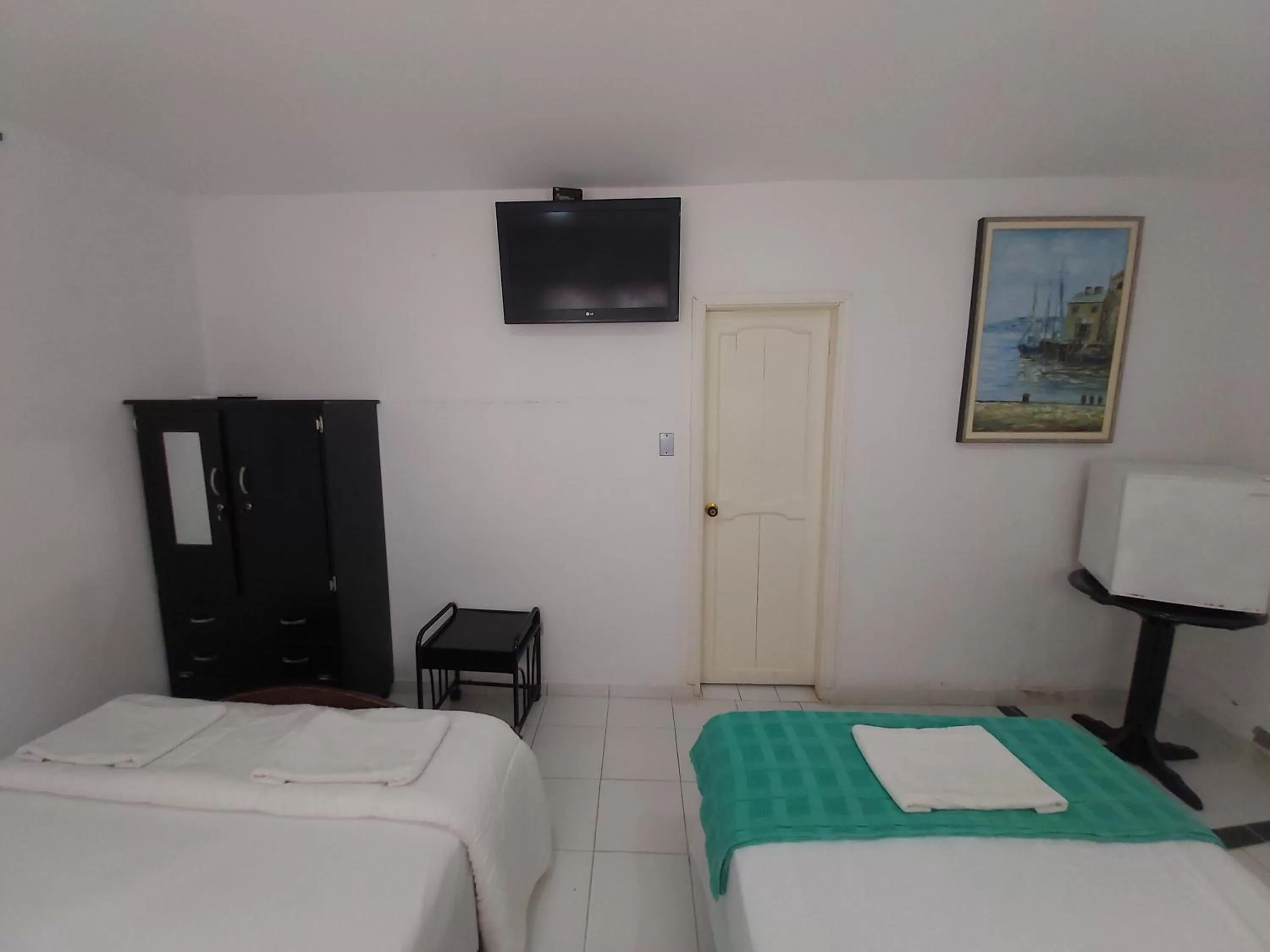 Communal lounge/ TV room, Bed in Eco-Hotel Villa Elina