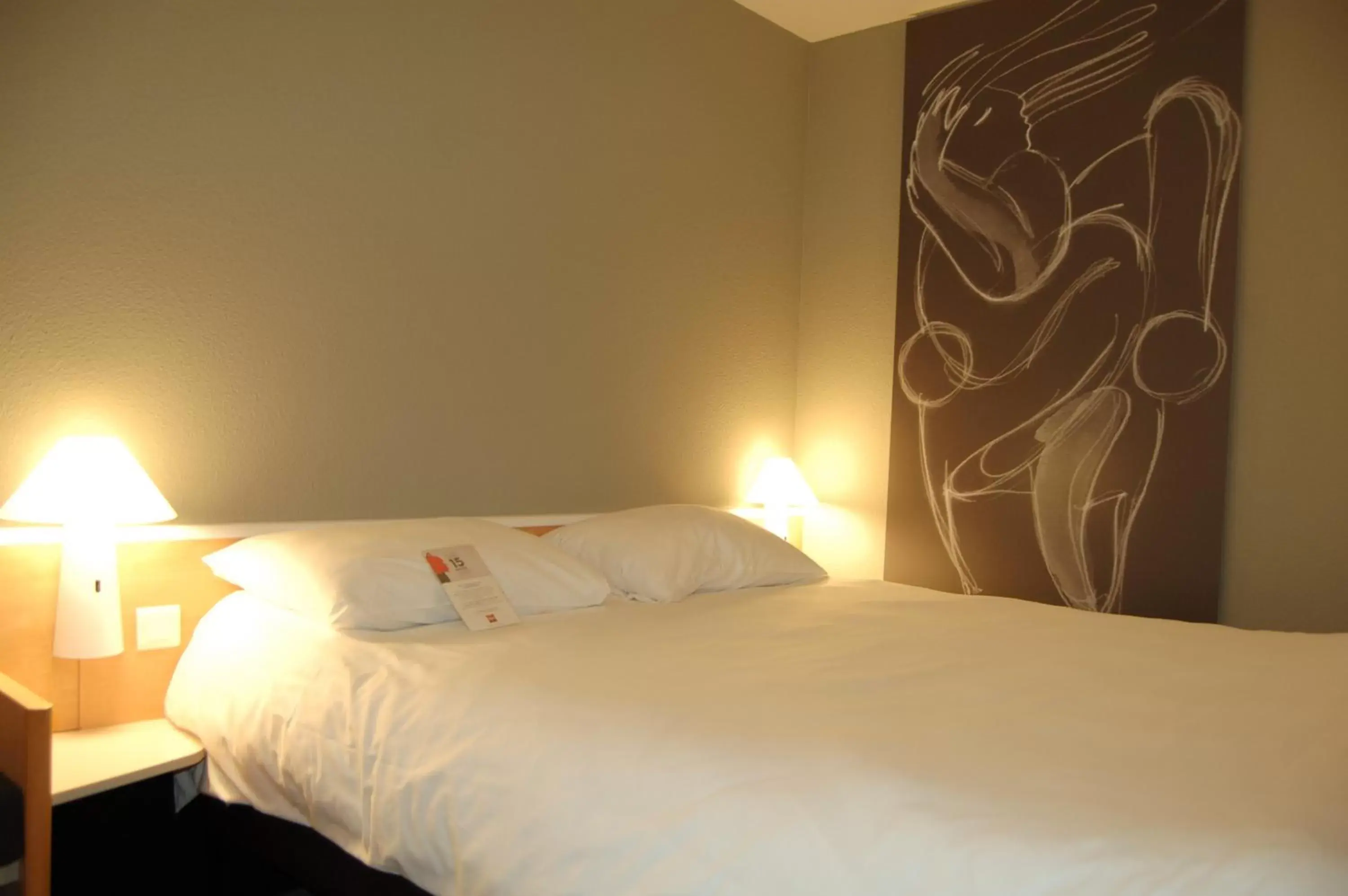 Bedroom, Bed in Ibis Auray