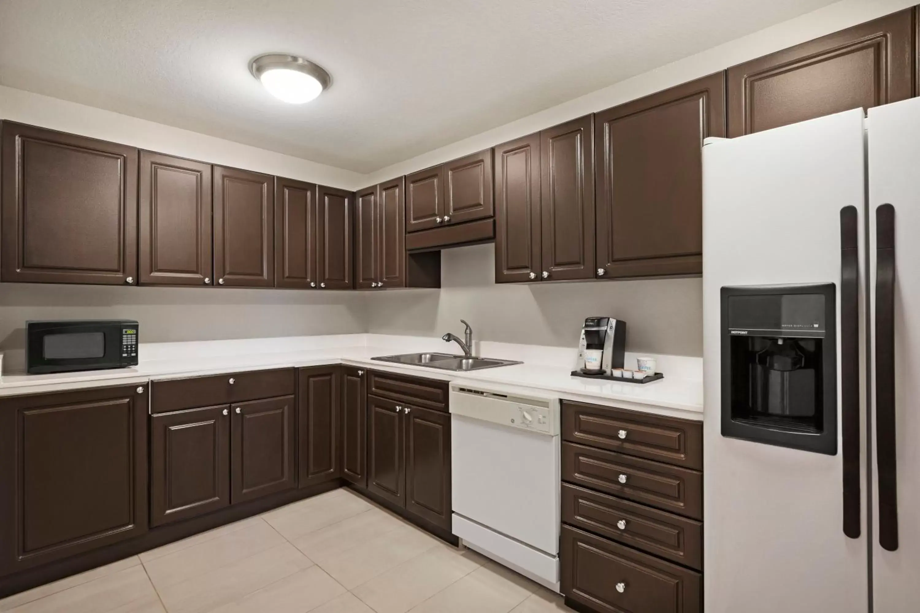 Photo of the whole room, Kitchen/Kitchenette in Holiday Inn Express & Suites Sarasota East, an IHG Hotel