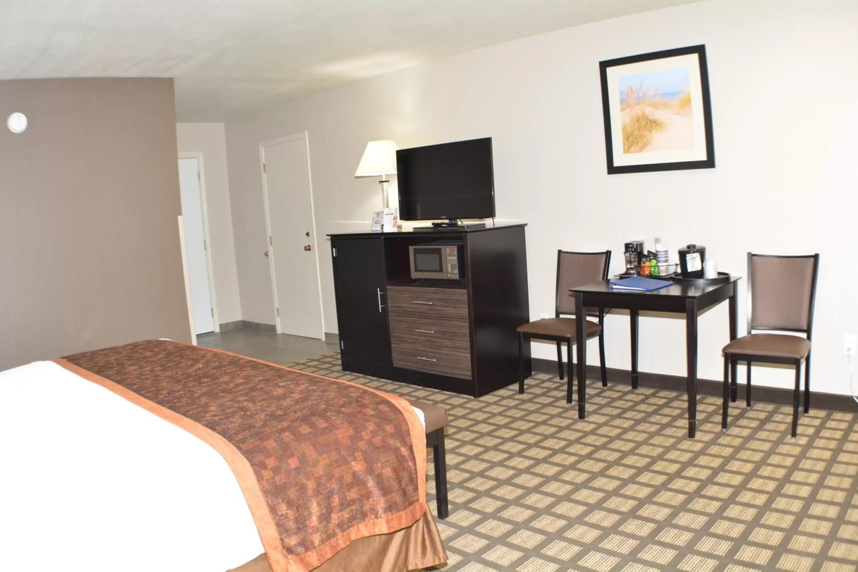 TV and multimedia, TV/Entertainment Center in Best Western Beacon Inn