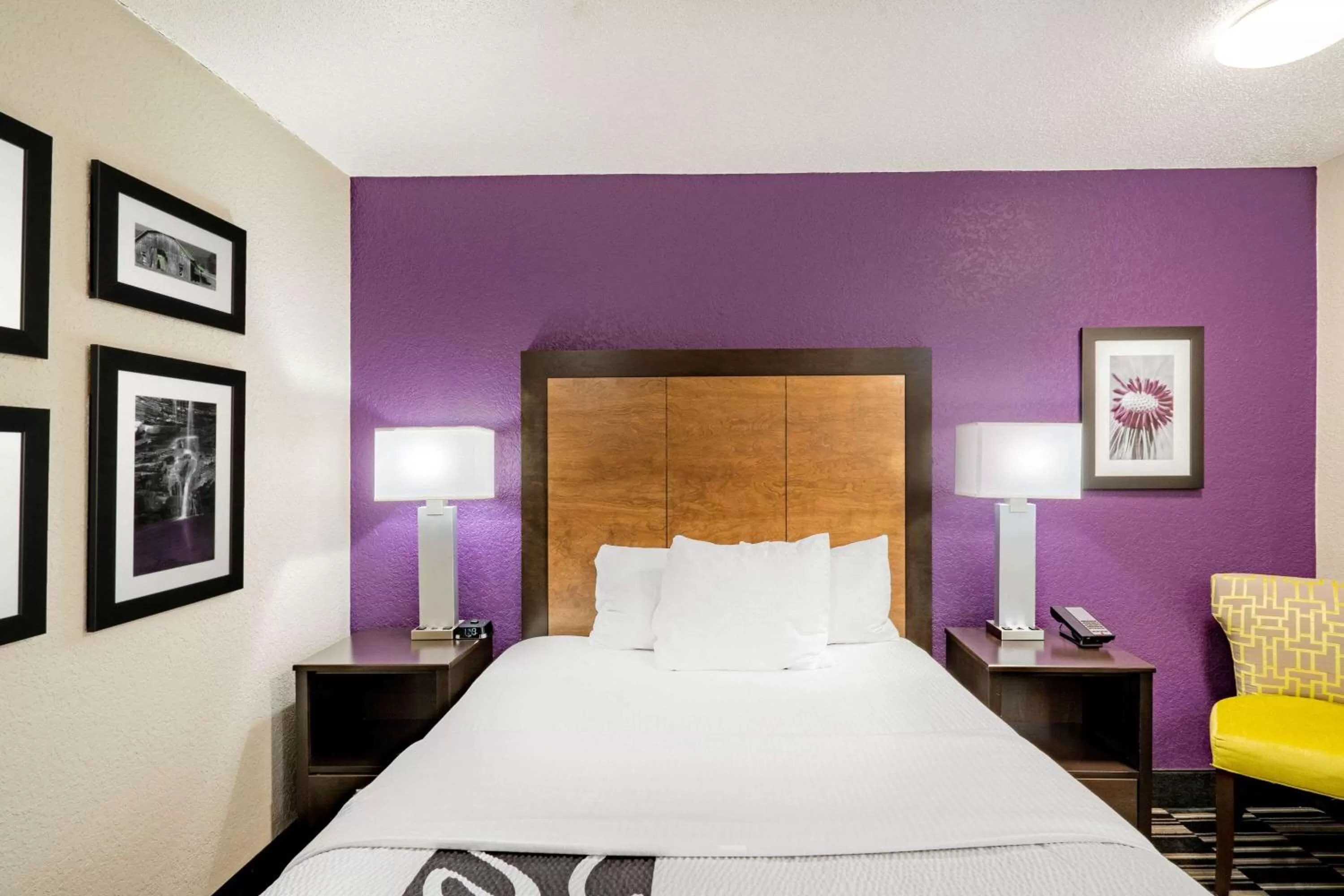 Photo of the whole room, Bed in La Quinta Inn by Wyndham El Dorado