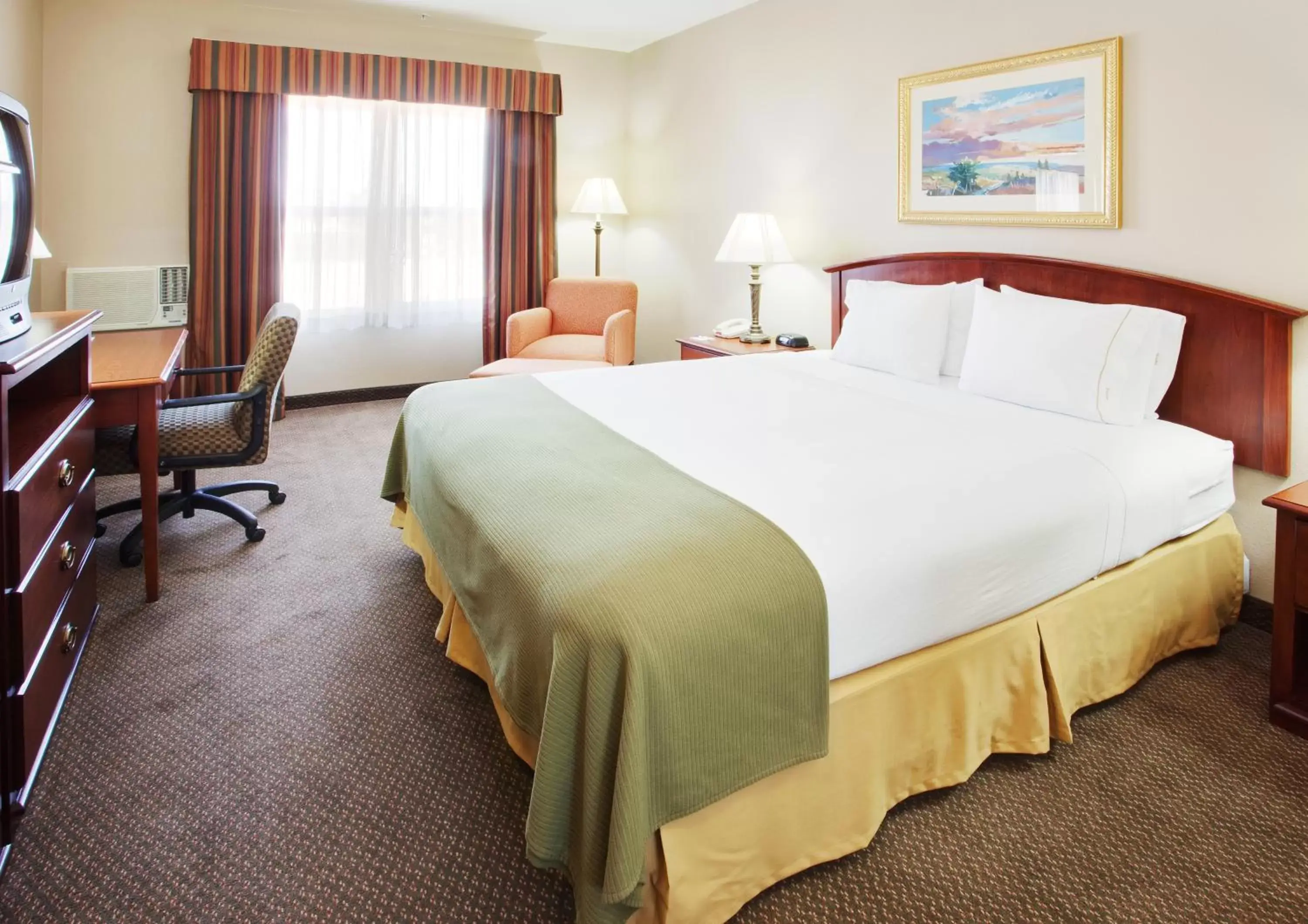 Bed in Holiday Inn Express- West Sacramento, an IHG Hotel