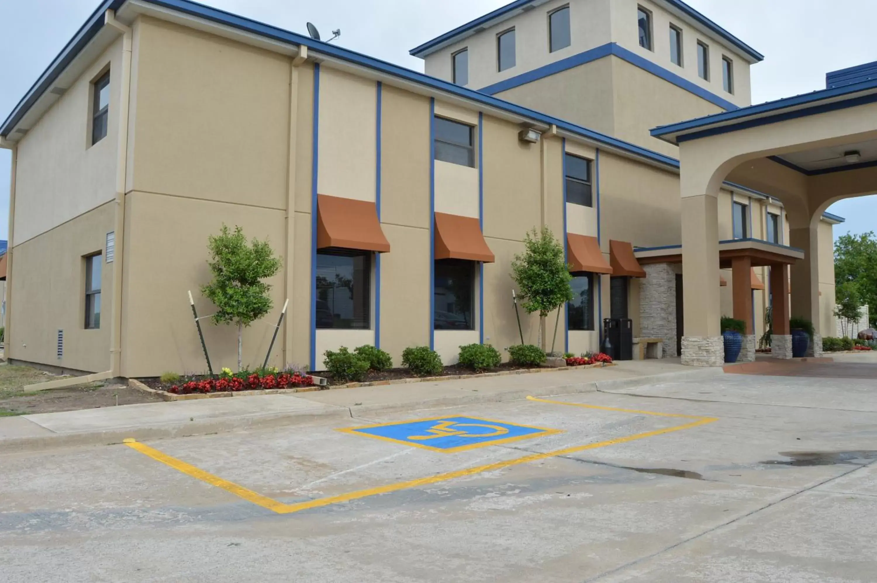 Facade/entrance, Property Building in Boarders Inn and Suites by Cobblestone Hotels - Ardmore