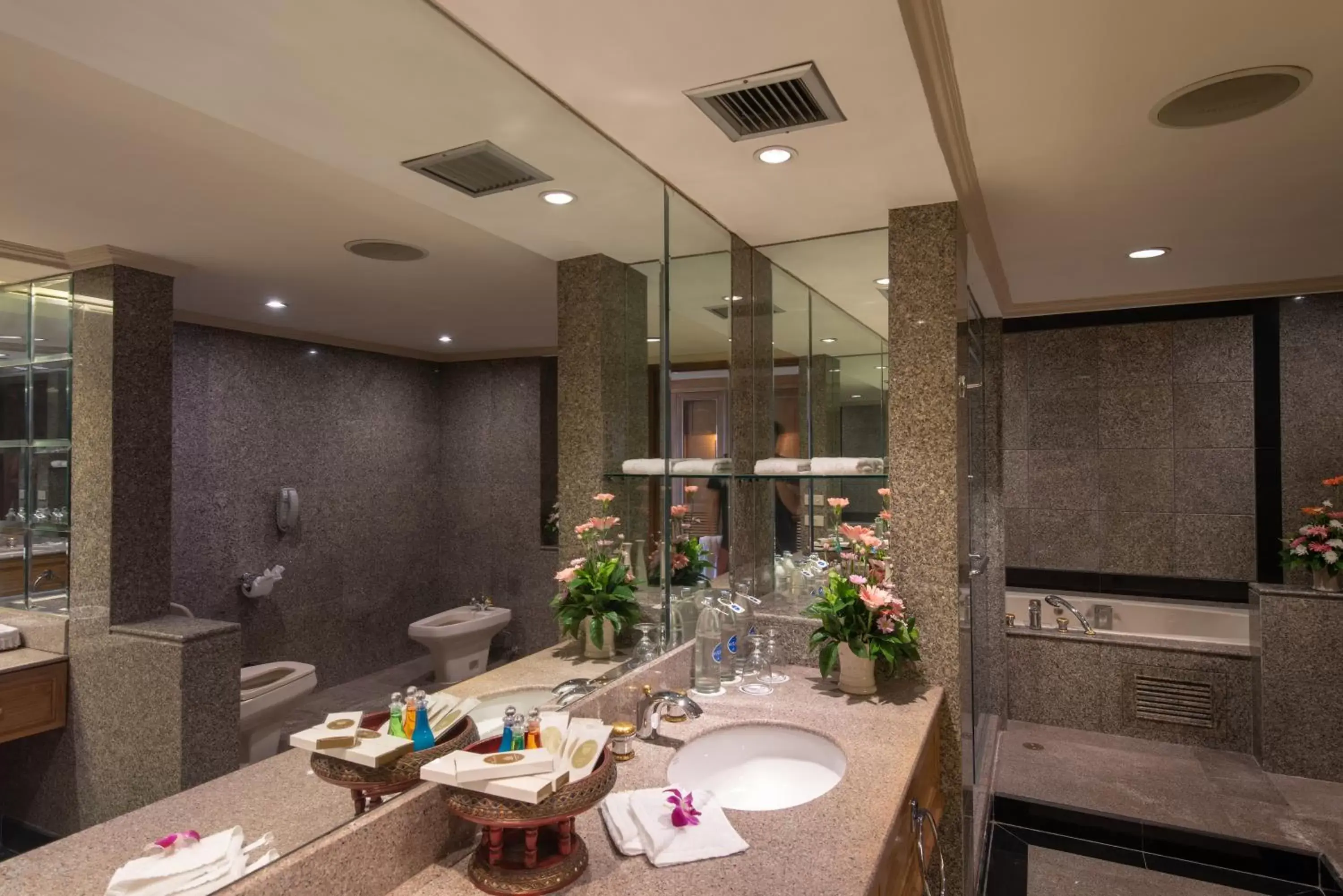 Bathroom, Restaurant/Places to Eat in Montien Riverside Hotel Bangkok