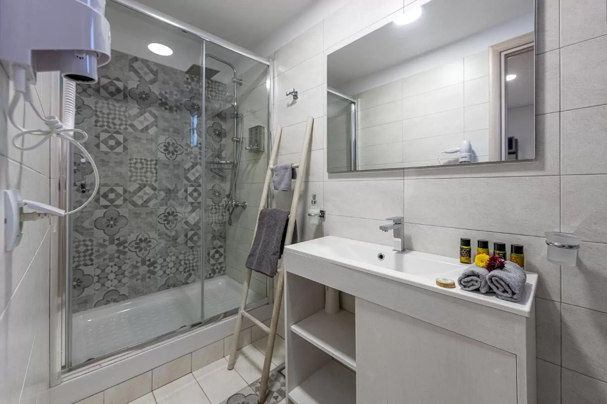 Bathroom in Comfort Stay Airport Studios - FREE shuttle from the Athens airport