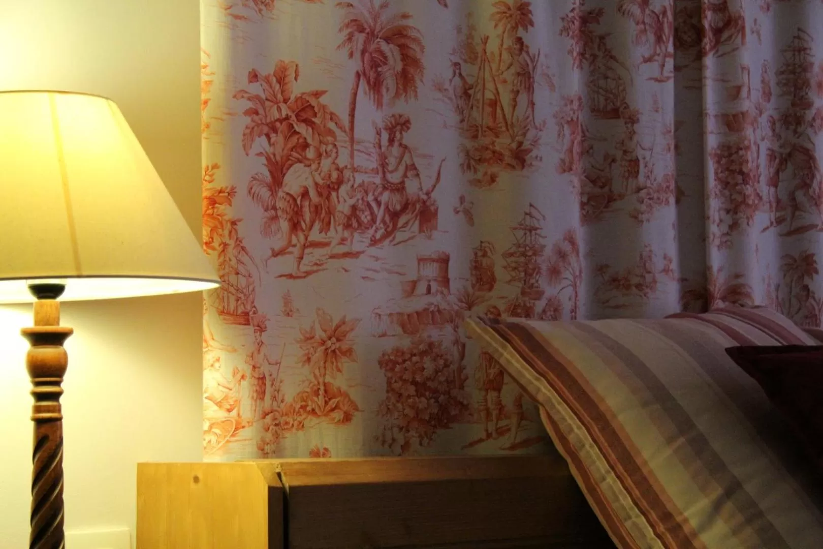 Bed in Le Pommenial de la Hérissonnière