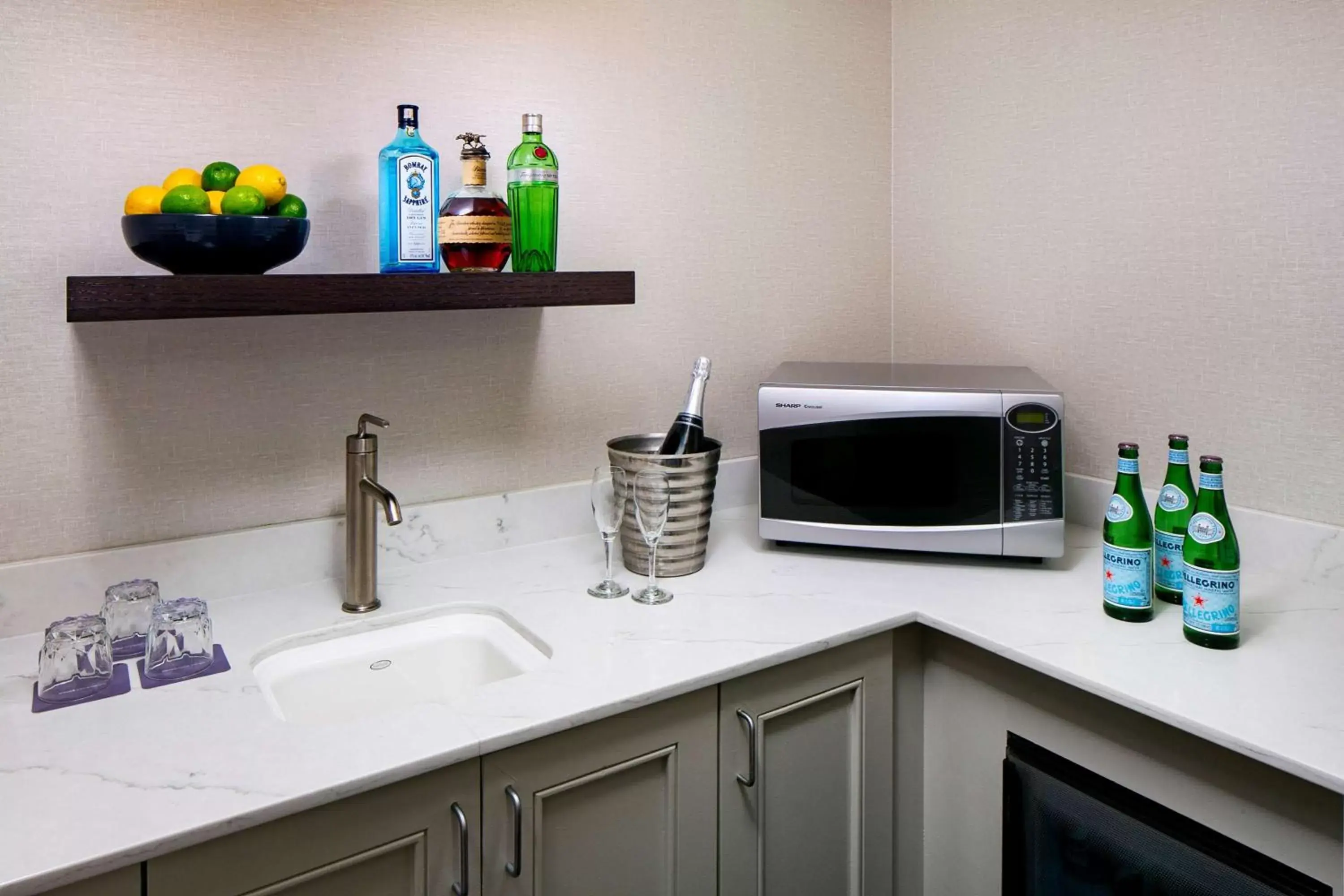 Photo of the whole room, Kitchen/Kitchenette in Hyatt Regency Wichita