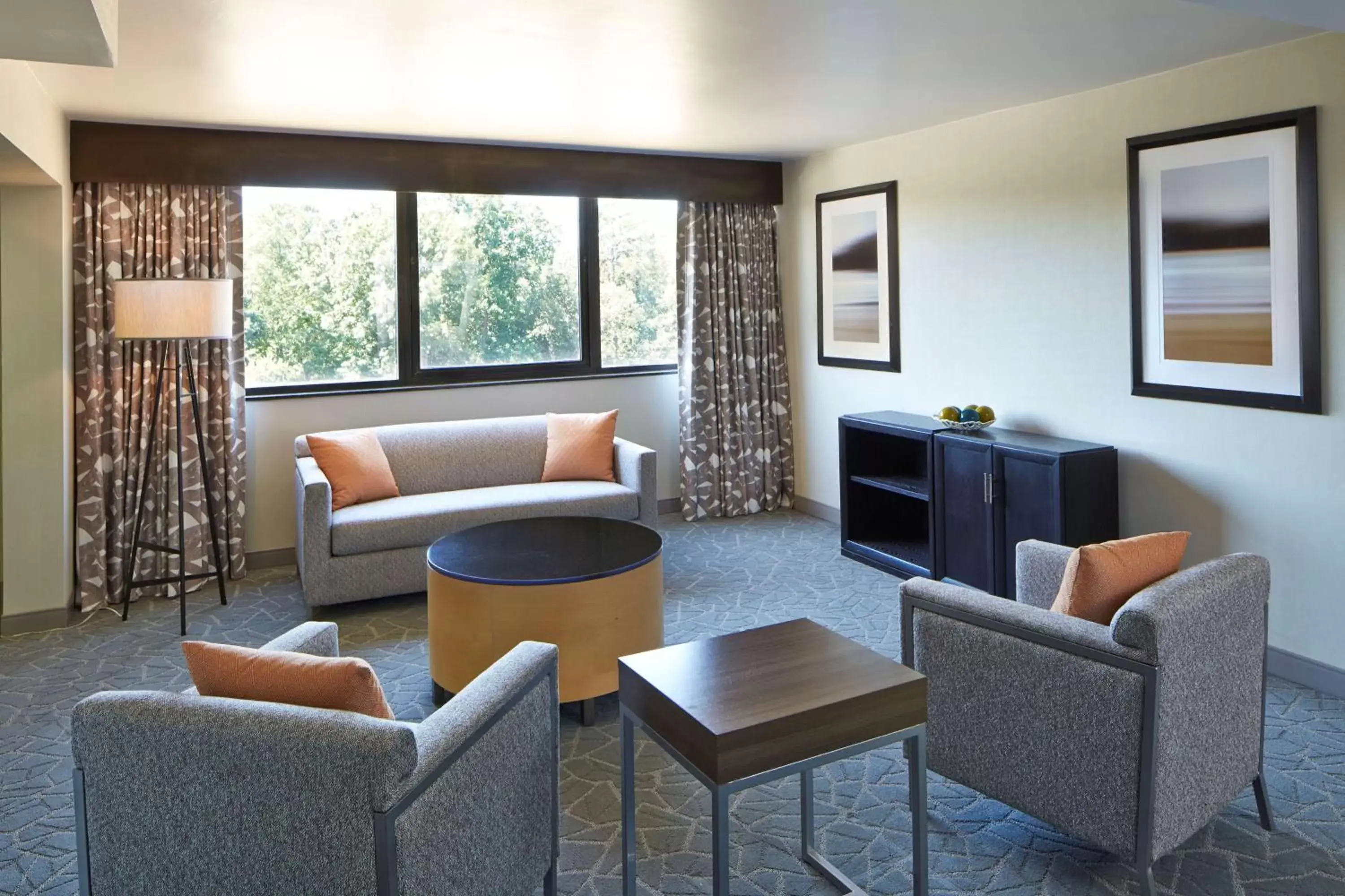 Living room, Seating Area in Doubletree By Hilton Atlanta Perimeter Dunwoody
