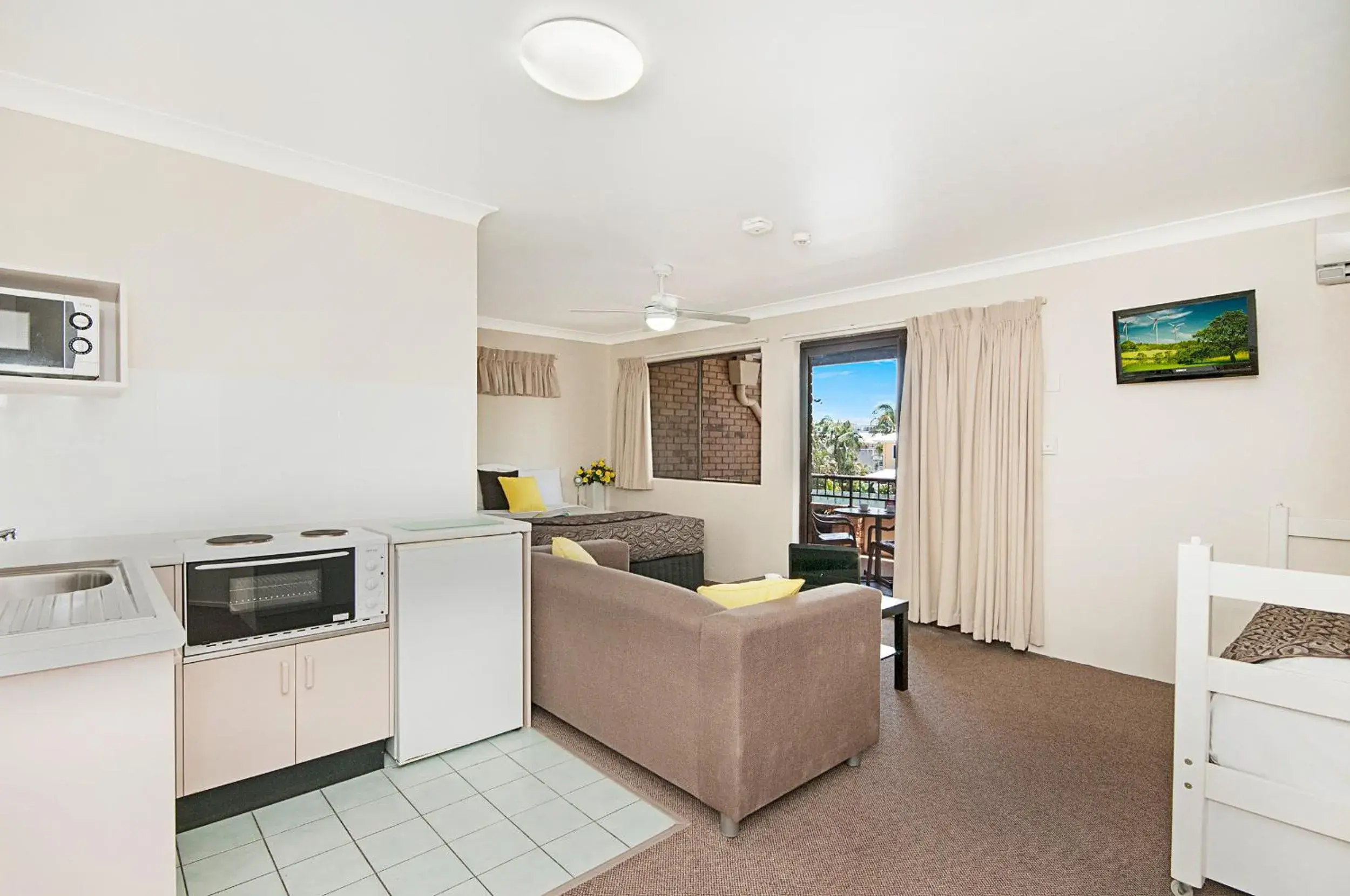 Kitchen or kitchenette, Kitchen/Kitchenette in Byron Bay Side Central Motel