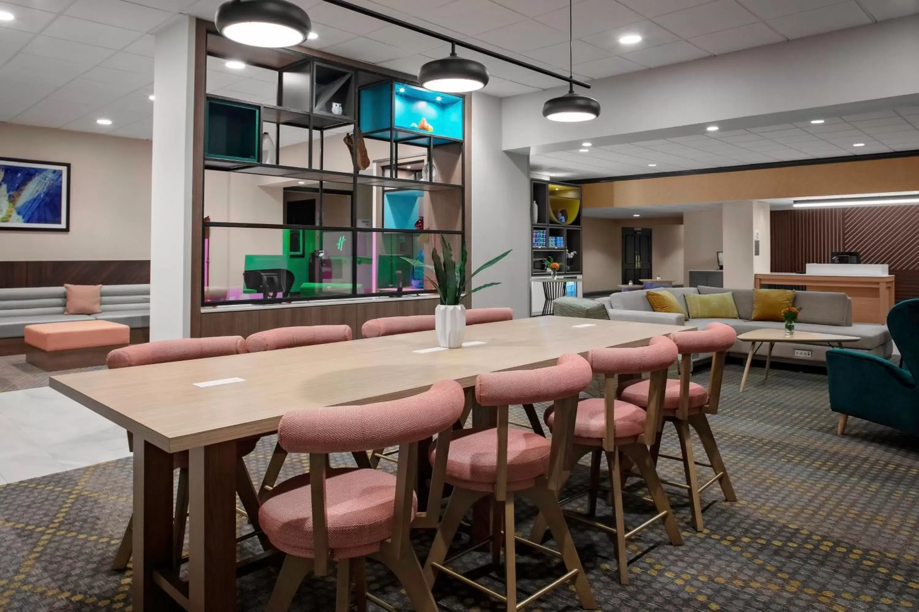 Lobby or reception, Lounge/Bar in Holiday Inn & Suites Boston Peabody, an IHG Hotel