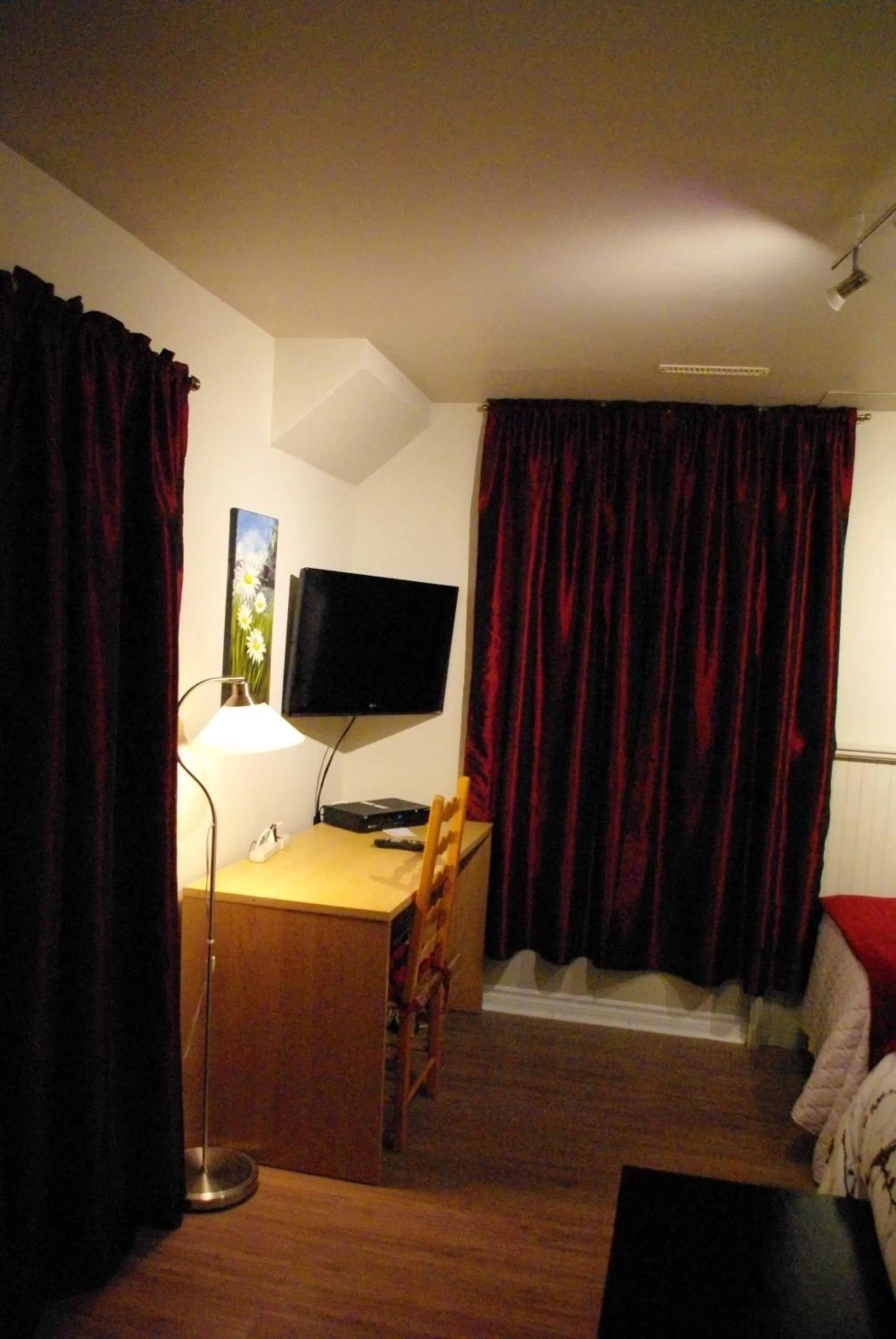 Seating area in Atelier Galerie Anne Drouin Peinture & Pension