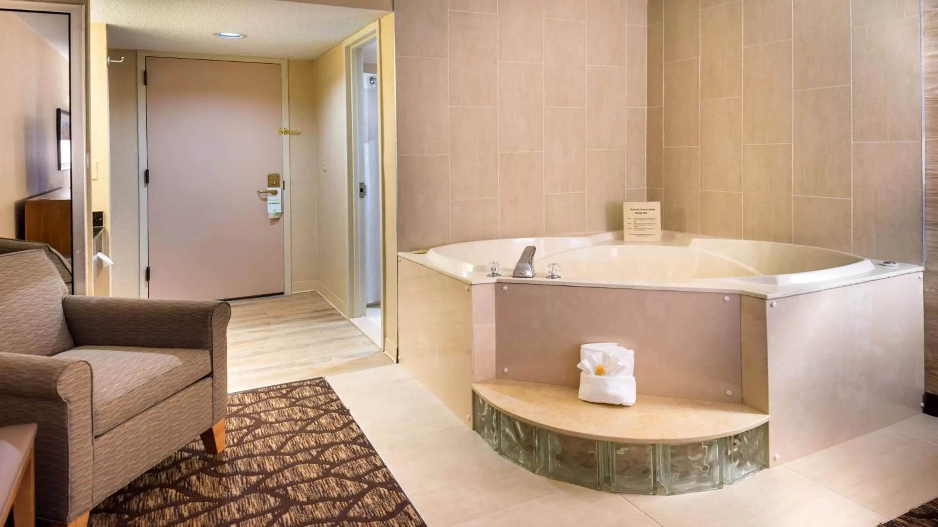 Photo of the whole room, Bathroom in Holiday Inn Hotel & Suites Warren, an IHG Hotel