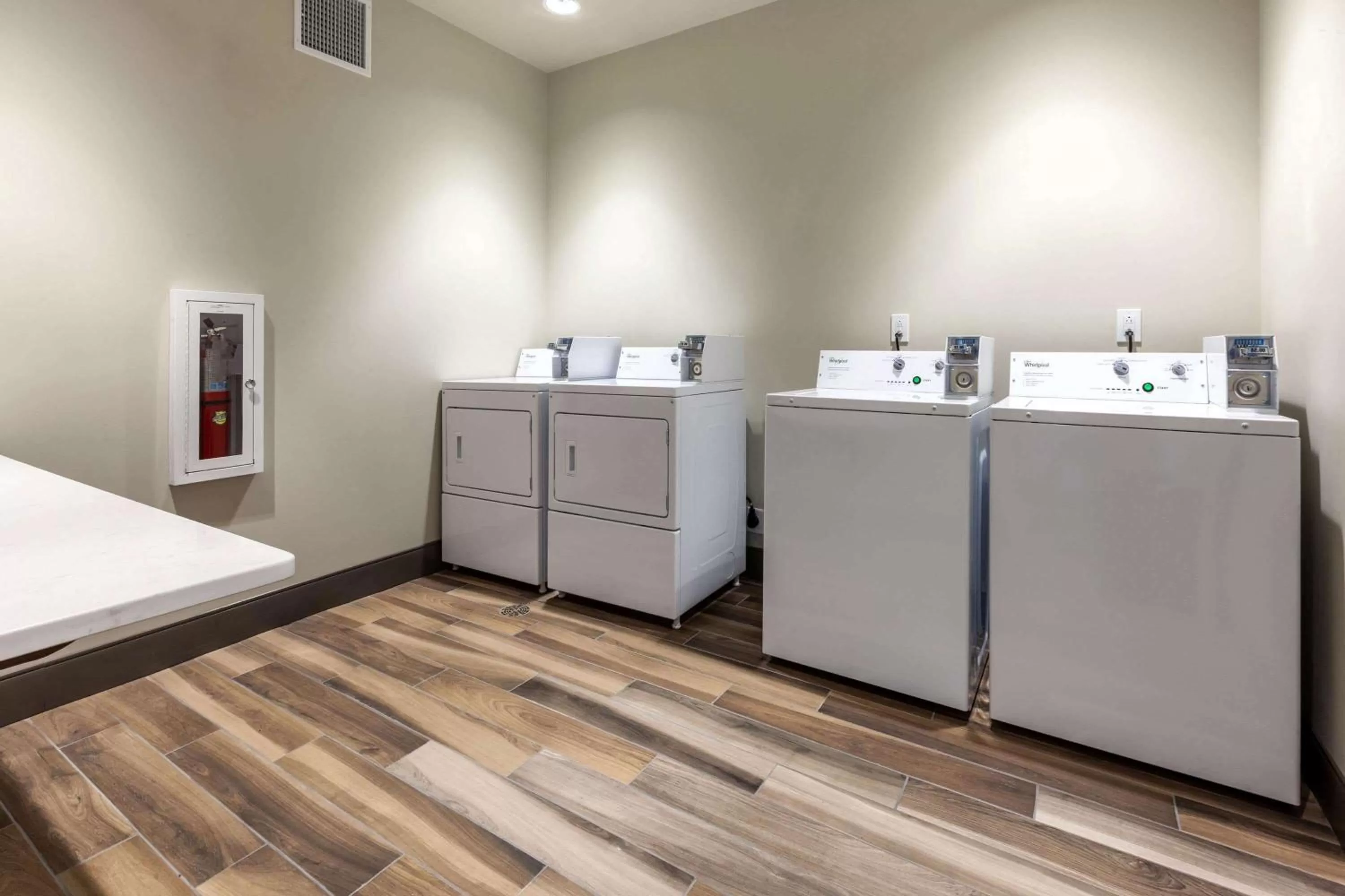 laundry, Bed in La Quinta Inn & Suites by Wyndham Middletown-Goshen