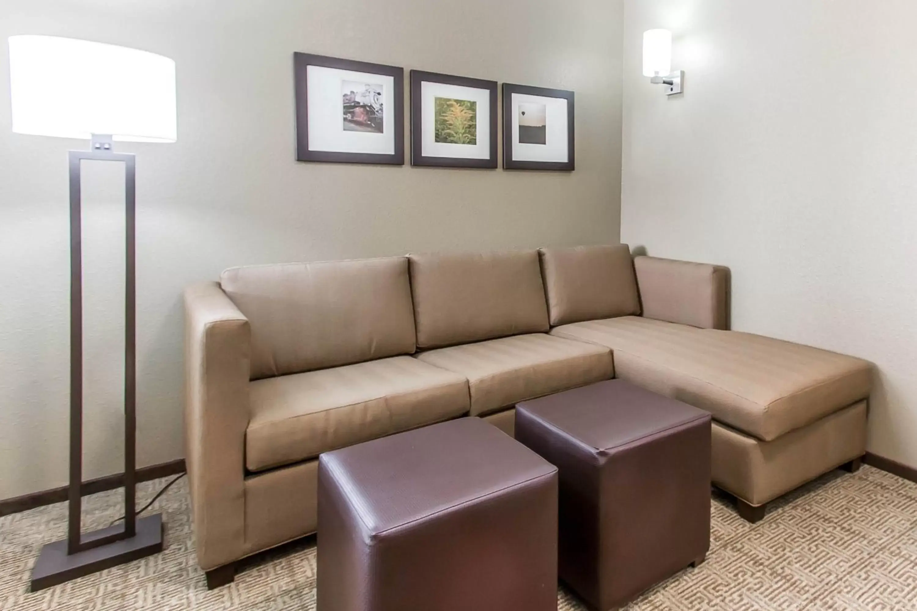 Bed, Seating Area in Comfort Suites West Omaha