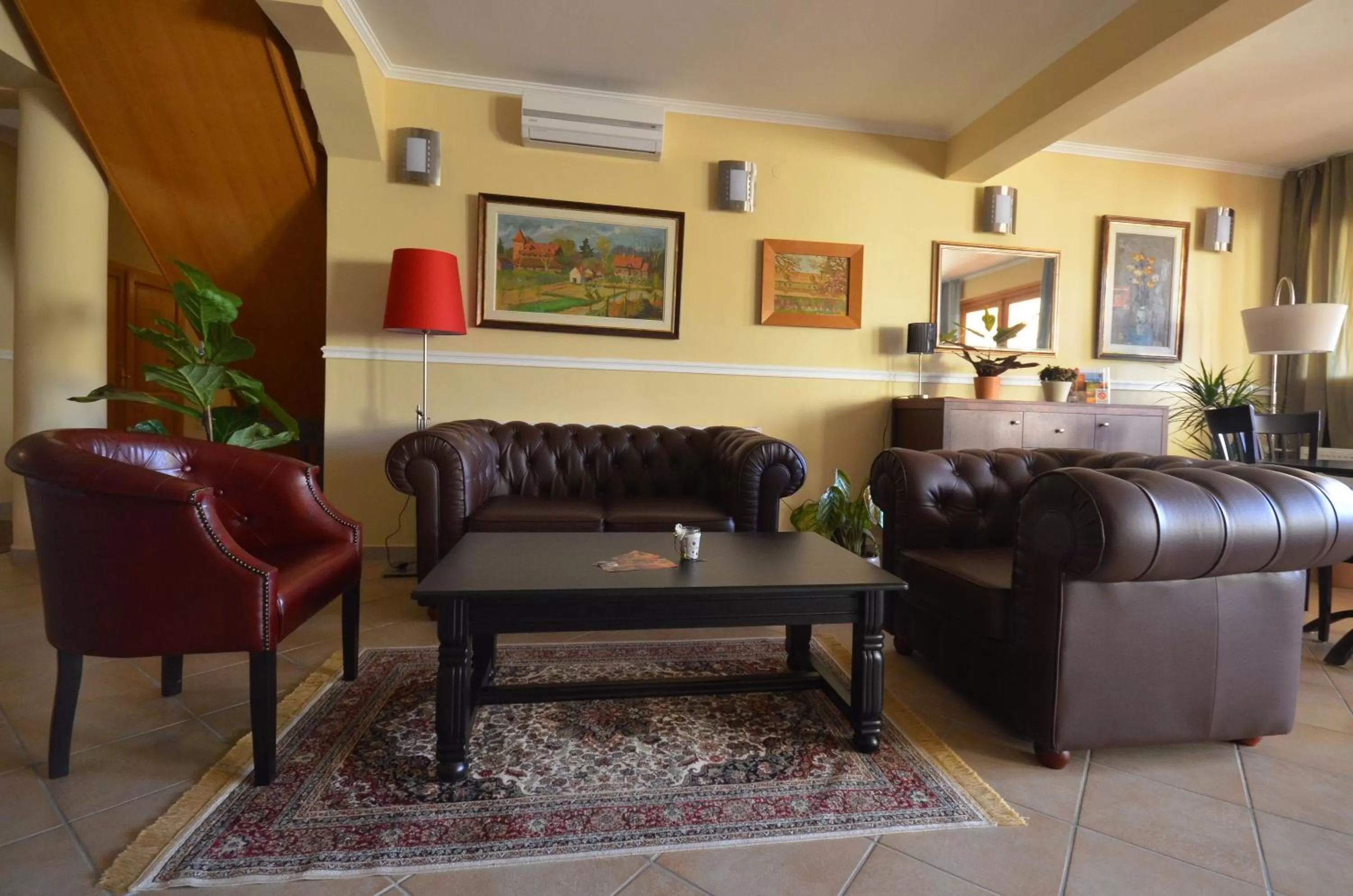 Communal lounge/ TV room in Art Garni Hotel