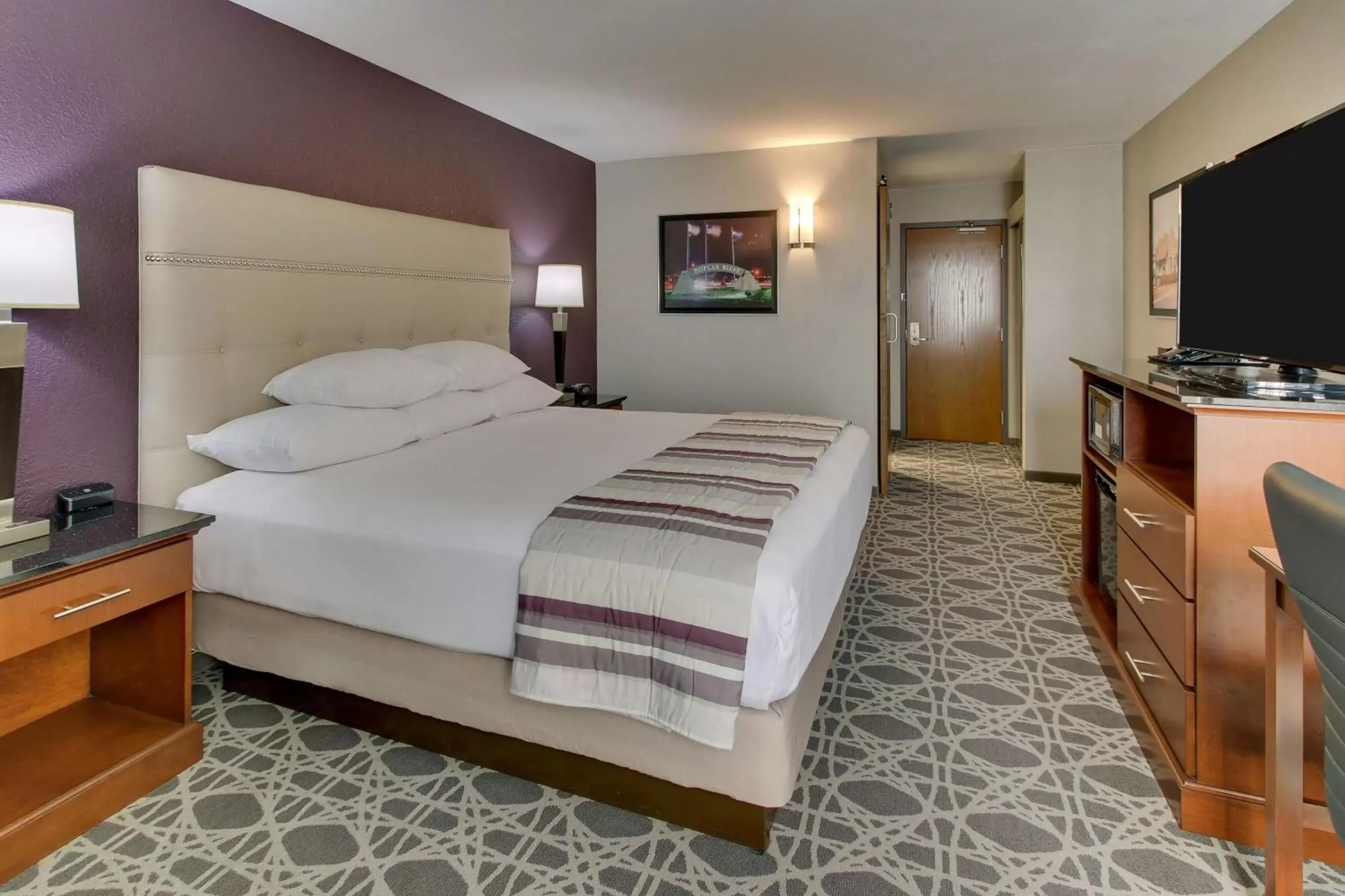 Photo of the whole room, Bed in Drury Inn & Suites Poplar Bluff