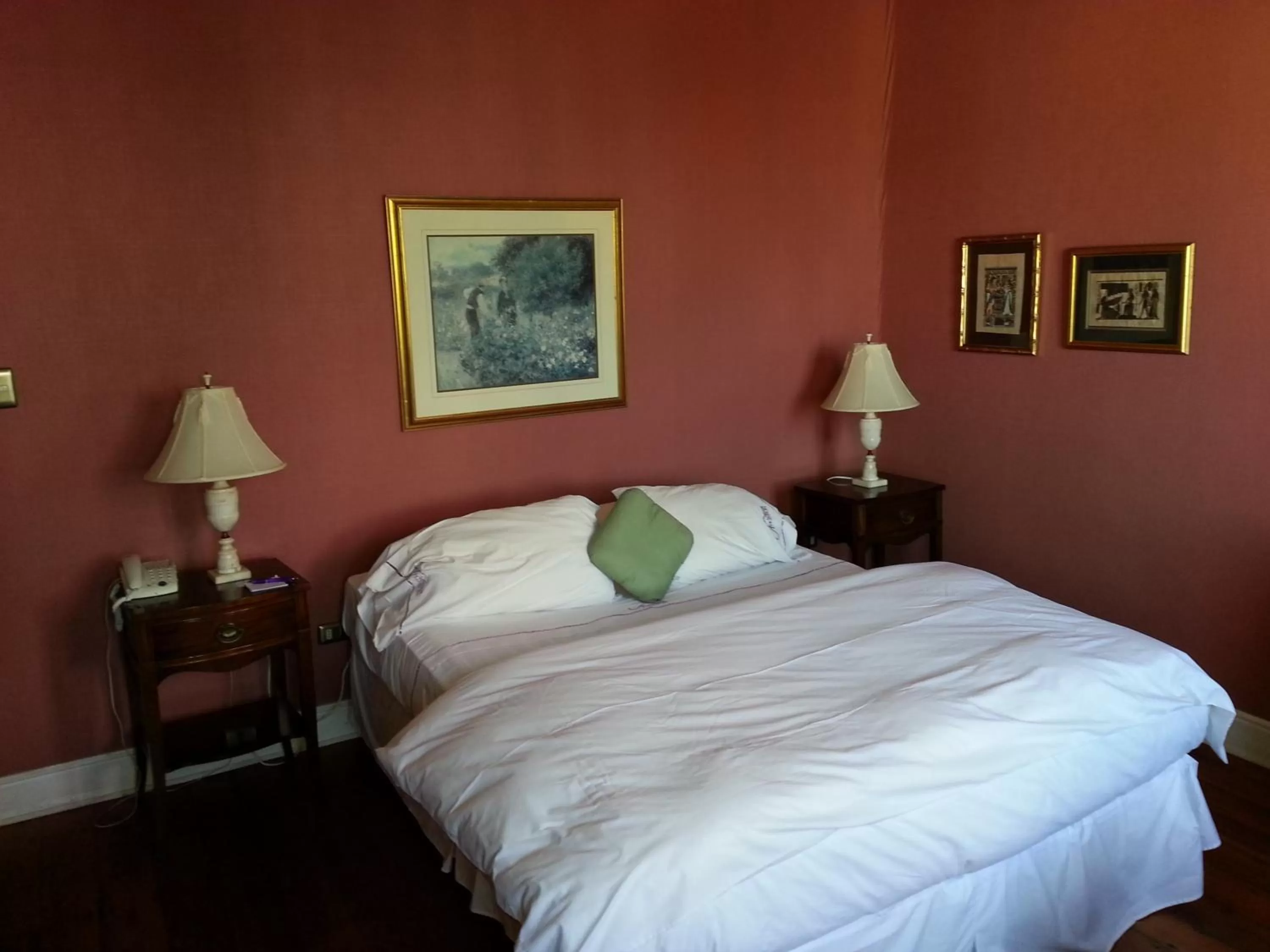 Bed in Hotel Manoir Atkinson