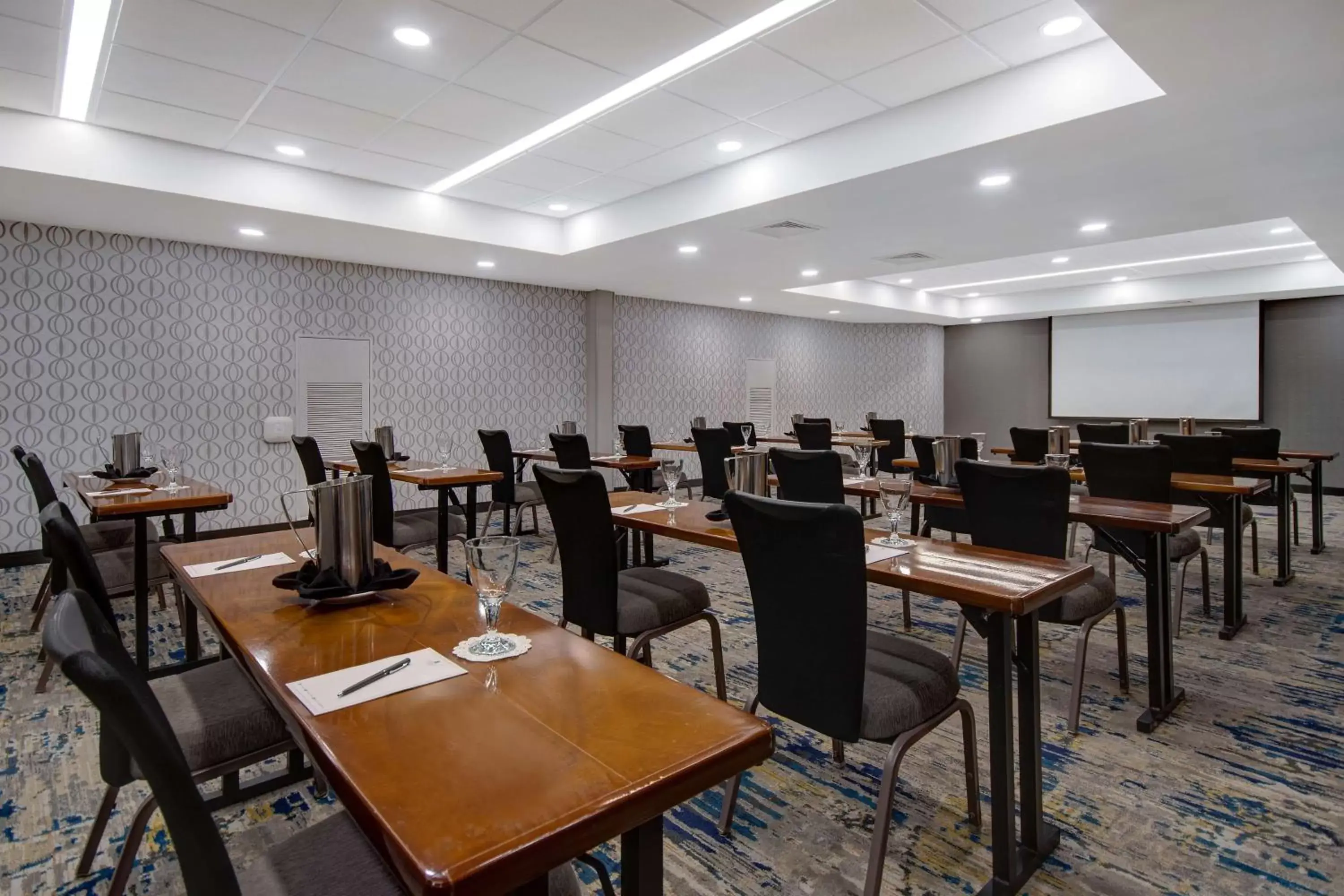 Meeting/conference room, Restaurant/Places to Eat in Embassy Suites by Hilton Detroit Metro Airport