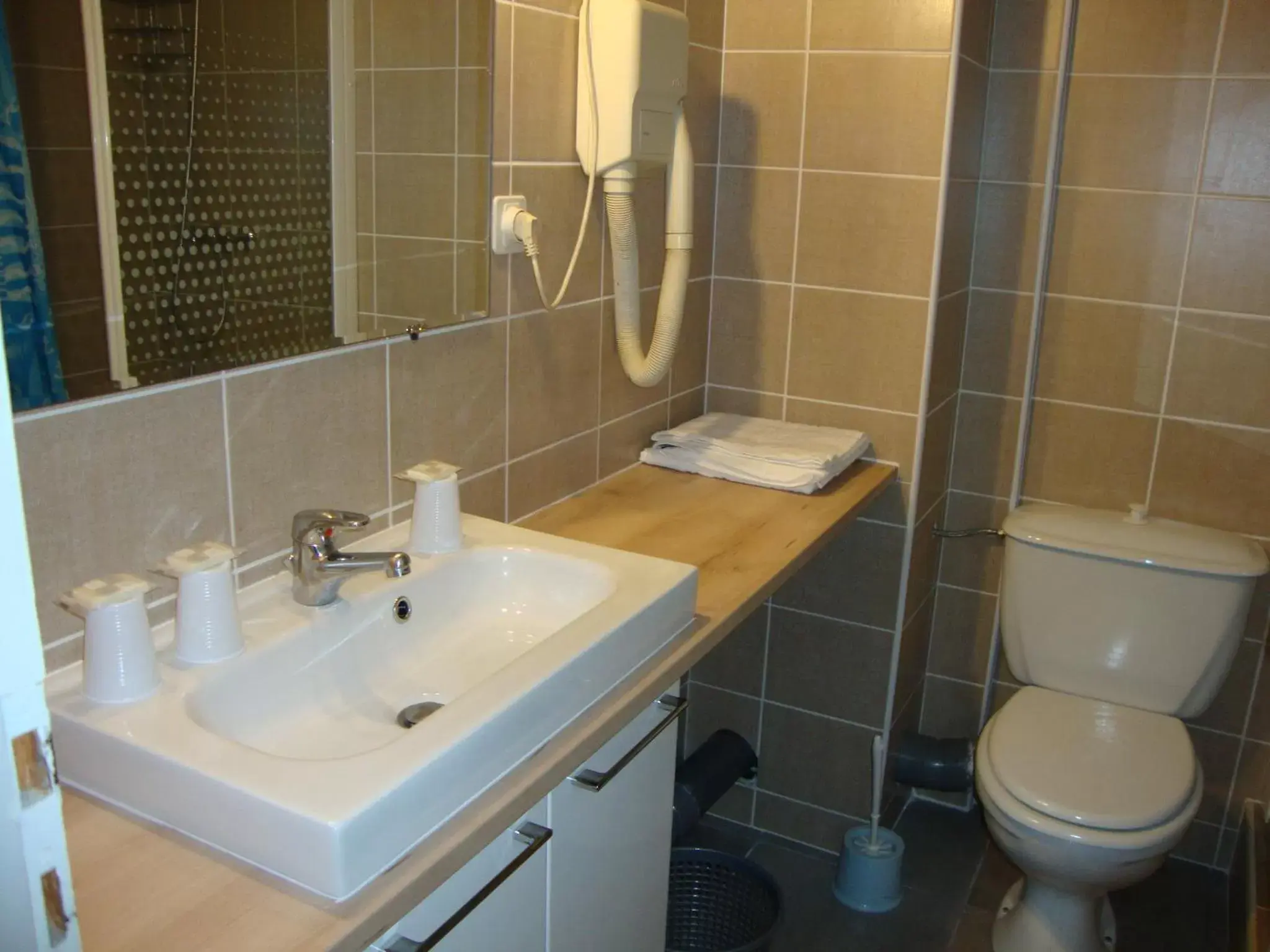 Bathroom in Hôtel Au Petit Languedoc