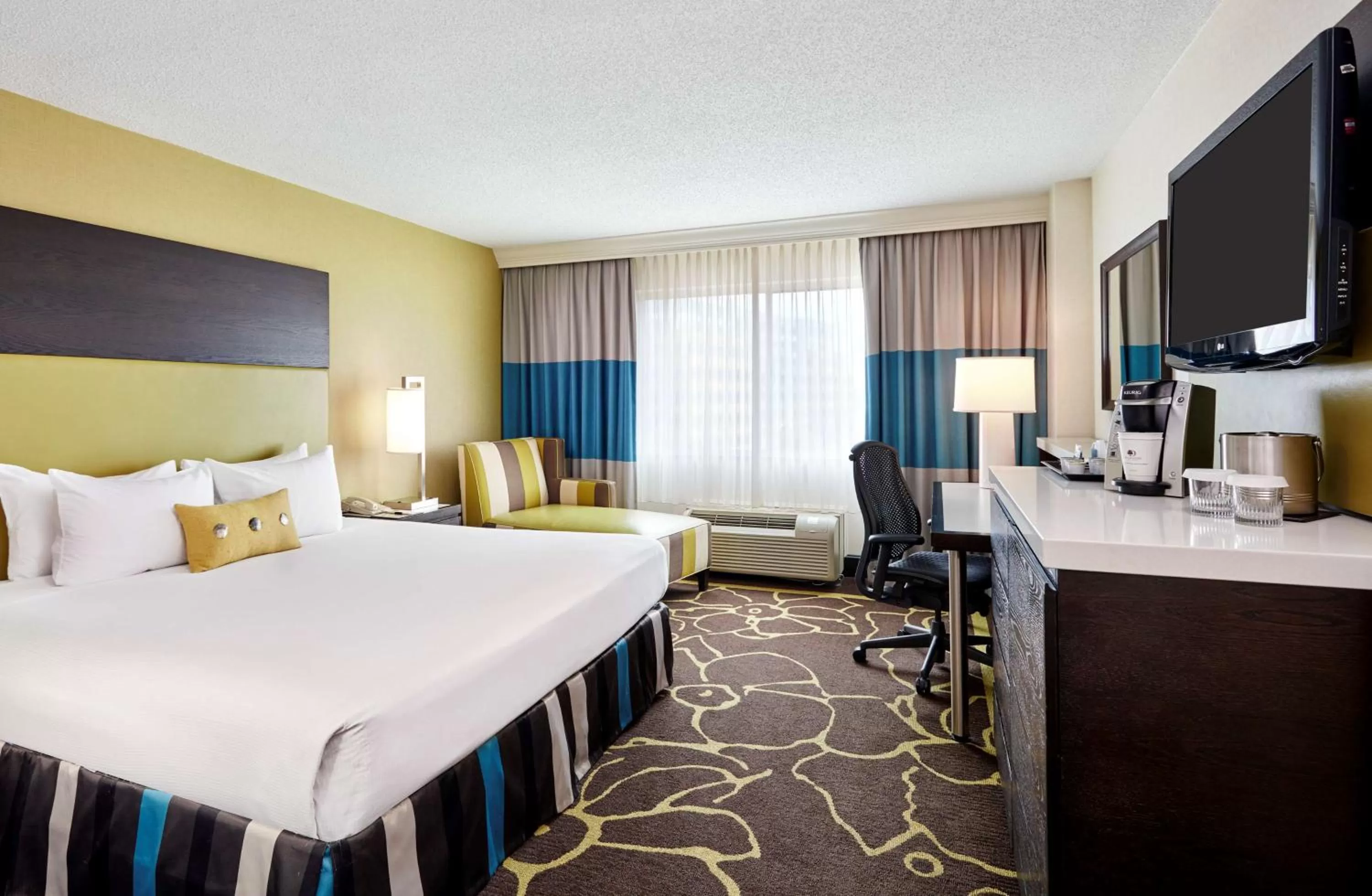 Bed in DoubleTree by Hilton Charlotte Gateway Village