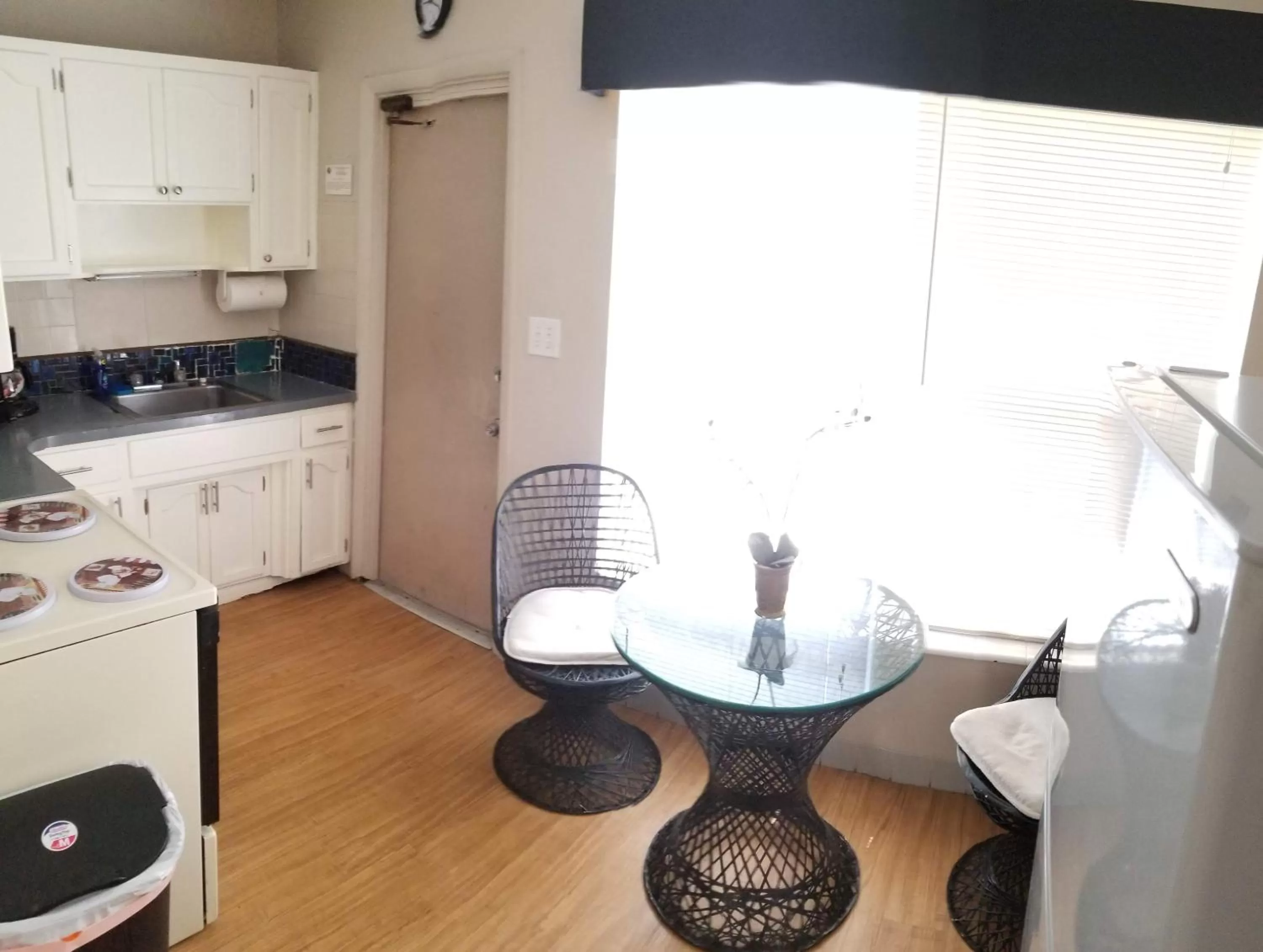 Kitchen or kitchenette in INN LEATHER GUEST HOUSE-GAY MALE ONLY