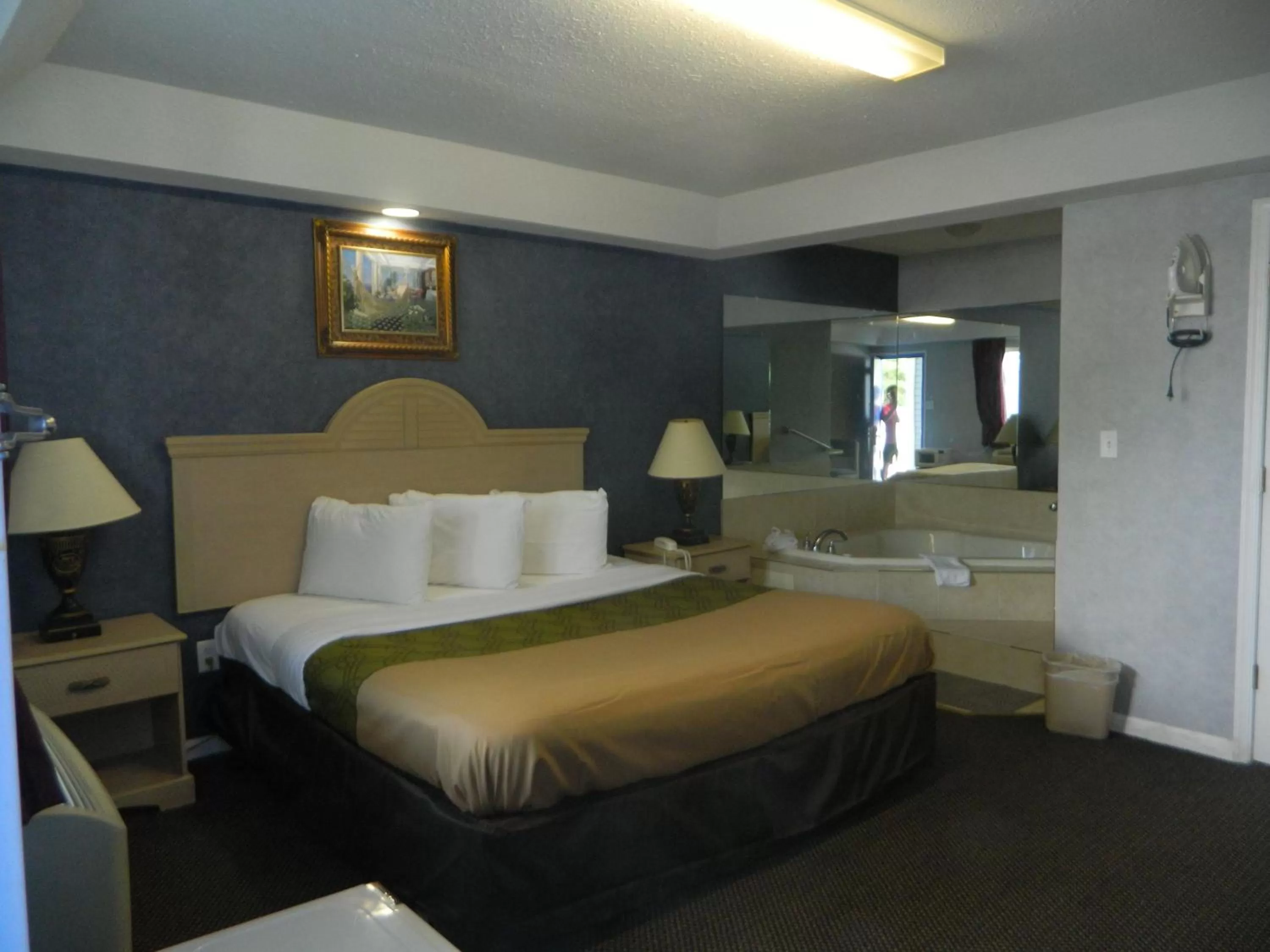 Bed in Village Inn & Suites - Smithville
