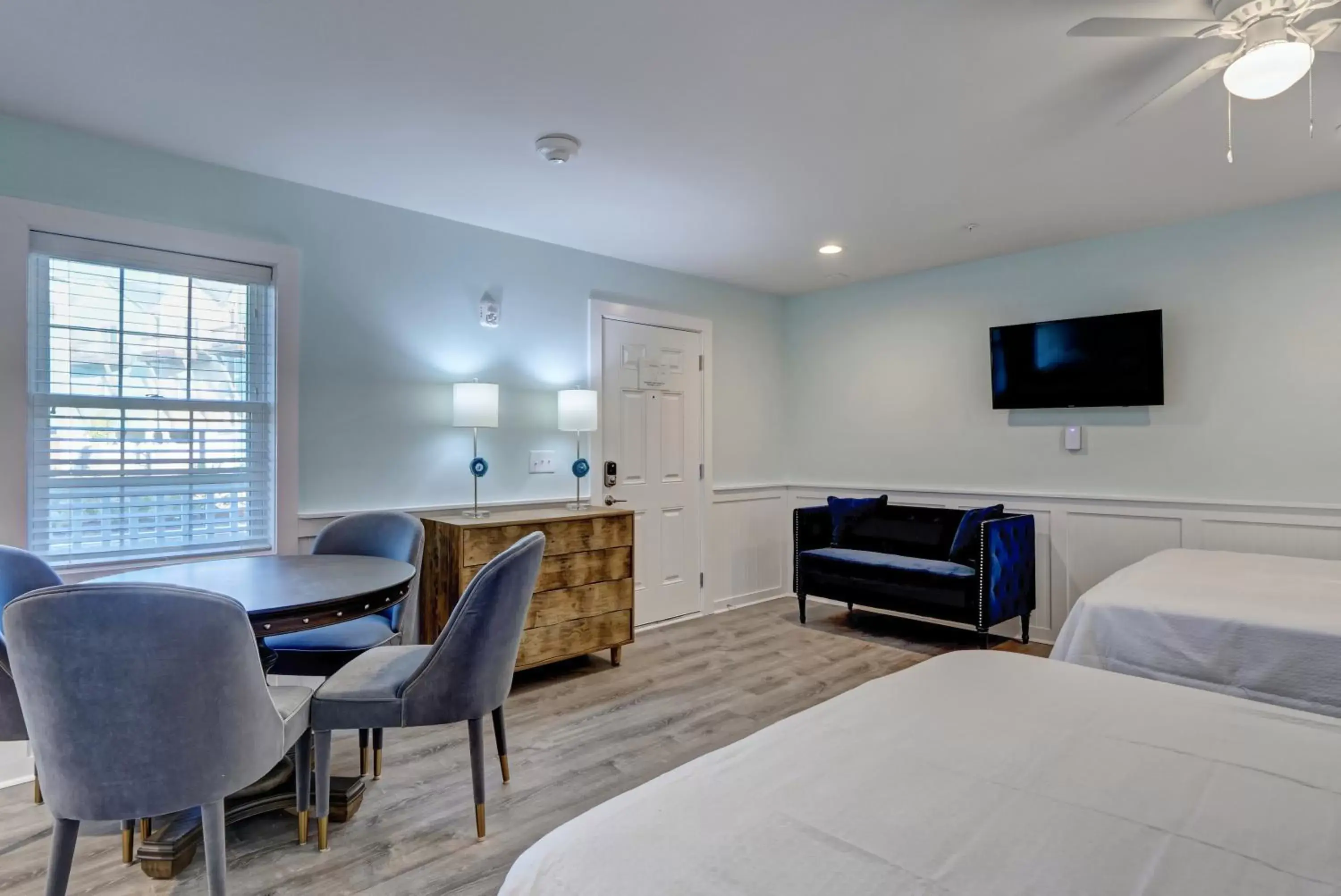 Property building, TV/Entertainment Center in Loggerhead Inn and Suites by Carolina Retreats