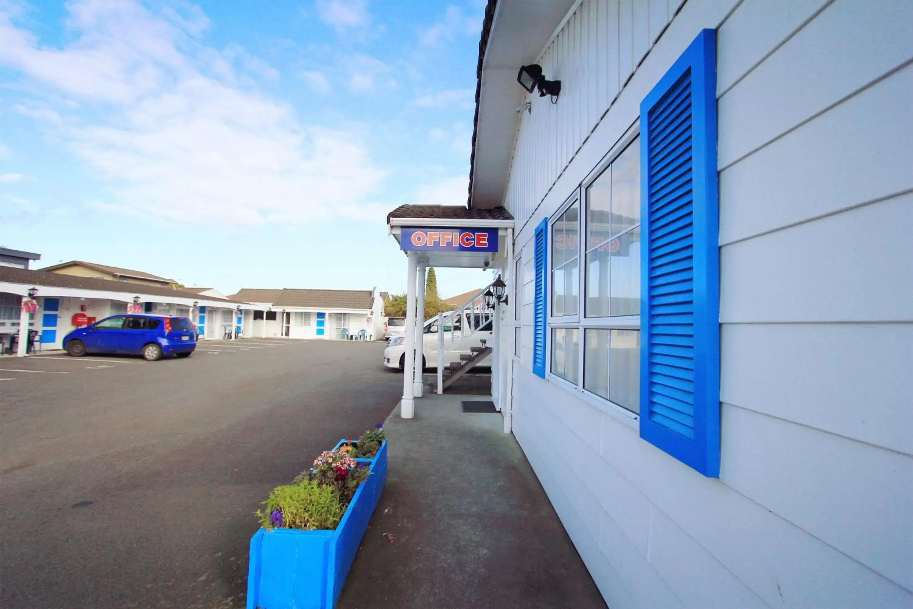 Facade/entrance in Golden Glow Motel