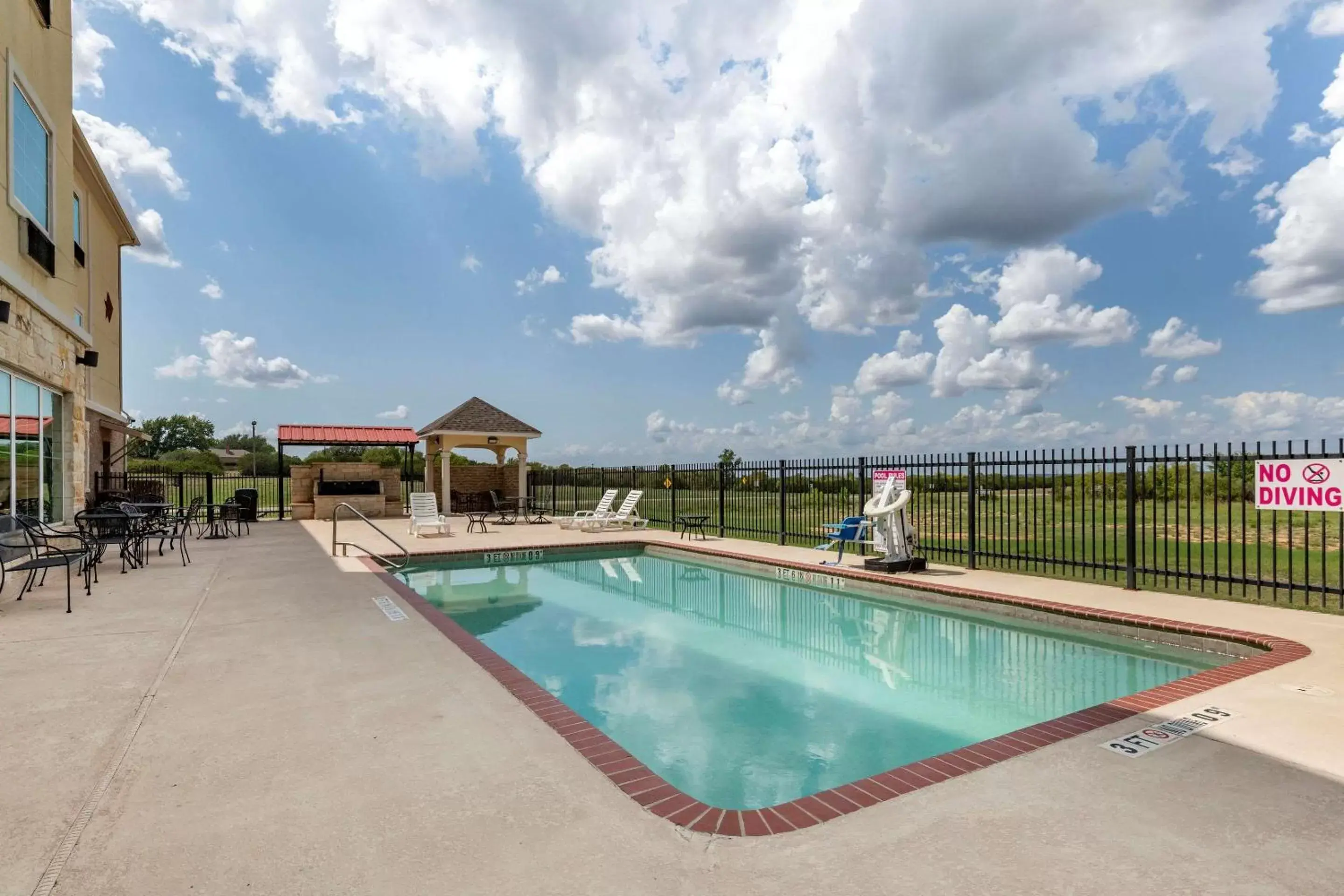 Swimming Pool in Comfort Inn & Suites Gatesville Near Fort Cavazos